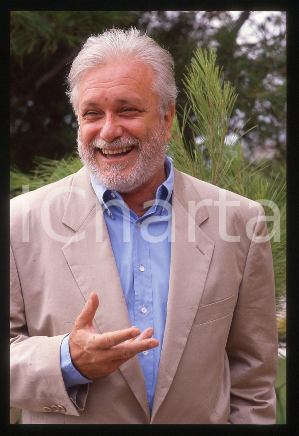 Luciano DE CRESCENZO - FESTIVAL CINEMA VENEZIA - 1990 ca 35 mm vintage slide 2 Diapositiva d'epoca, in formato 35 mm.CONDIZIONI: GOODE' severamente vietata la riproduzione. Tutti i diritti sono riservati.ICharta mette in vendita, sul negozio eBay e in esclusiva sul sito "icharta" il proprio archivio composto da numerose diapositive e negativi fotografici d'epoca, tutti originali e autentici, che attraversano la storia del costume italiano tra gli la fine degli anni Sessanta e Novanta.Si tratta di uno sguardo inedito sull'attualità, la politica, la vita quotidiana, il gossip e la cultura, che fotografa il cambiamento della nazione in quest'ultimo scorcio del XX secolo. Un'occasione unica per il mercato del collezionismo, che vede finalmente disponibile un archivio eccezionale per vastità, tematiche e condizioni, in un settore (il negativo fotografico e la diapositiva) di assoluta novità e dalle interessanti prospettive di investimento.  GOOD/buono   originale e autentica 1