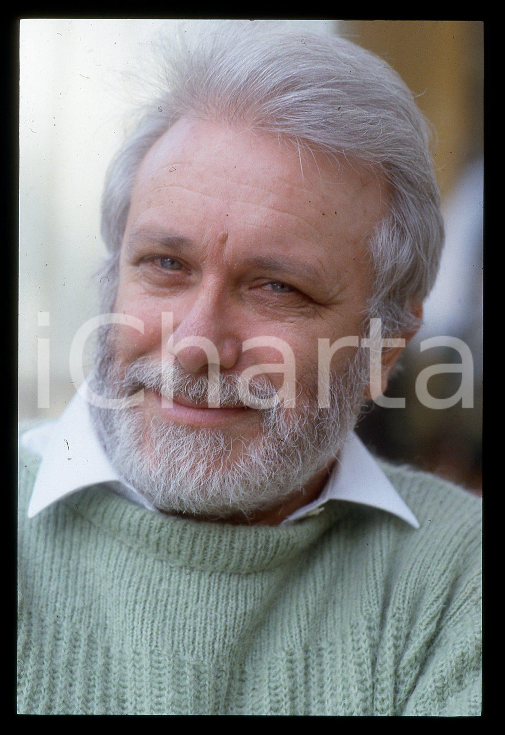Luciano DE CRESCENZO - FESTIVAL CINEMA VENEZIA - 1990 ca 35 mm vintage slide 3 Diapositiva d'epoca, in formato 35 mm.CONDIZIONI: GOODE' severamente vietata la riproduzione. Tutti i diritti sono riservati.ICharta mette in vendita, sul negozio eBay e in esclusiva sul sito "icharta" il proprio archivio composto da numerose diapositive e negativi fotografici d'epoca, tutti originali e autentici, che attraversano la storia del costume italiano tra gli la fine degli anni Sessanta e Novanta.Si tratta di uno sguardo inedito sull'attualità, la politica, la vita quotidiana, il gossip e la cultura, che fotografa il cambiamento della nazione in quest'ultimo scorcio del XX secolo. Un'occasione unica per il mercato del collezionismo, che vede finalmente disponibile un archivio eccezionale per vastità, tematiche e condizioni, in un settore (il negativo fotografico e la diapositiva) di assoluta novità e dalle interessanti prospettive di investimento.  GOOD/buono   originale e autentica 1
