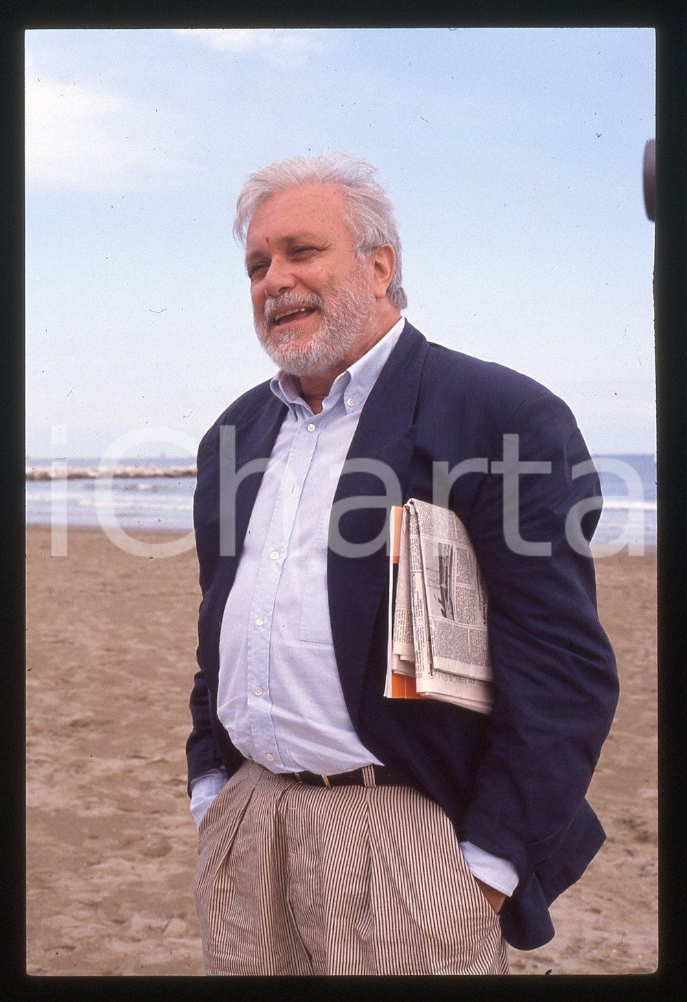 Luciano DE CRESCENZO - FESTIVAL CINEMA VENEZIA - 1990 ca 35 mm vintage slide 4 Diapositiva d'epoca, in formato 35 mm.CONDIZIONI: GOODE' severamente vietata la riproduzione. Tutti i diritti sono riservati.ICharta mette in vendita, sul negozio eBay e in esclusiva sul sito "icharta" il proprio archivio composto da numerose diapositive e negativi fotografici d'epoca, tutti originali e autentici, che attraversano la storia del costume italiano tra gli la fine degli anni Sessanta e Novanta.Si tratta di uno sguardo inedito sull'attualità, la politica, la vita quotidiana, il gossip e la cultura, che fotografa il cambiamento della nazione in quest'ultimo scorcio del XX secolo. Un'occasione unica per il mercato del collezionismo, che vede finalmente disponibile un archivio eccezionale per vastità, tematiche e condizioni, in un settore (il negativo fotografico e la diapositiva) di assoluta novità e dalle interessanti prospettive di investimento.  GOOD/buono   originale e autentica 1