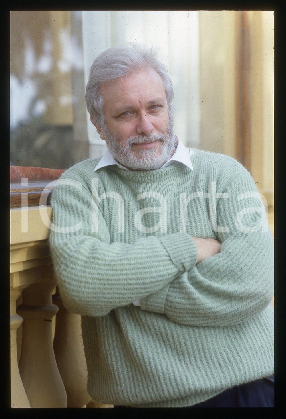 Luciano DE CRESCENZO - FESTIVAL CINEMA VENEZIA - 1990 ca 35 mm vintage slide 5 Diapositiva d'epoca, in formato 35 mm.CONDIZIONI: GOODE' severamente vietata la riproduzione. Tutti i diritti sono riservati.ICharta mette in vendita, sul negozio eBay e in esclusiva sul sito "icharta" il proprio archivio composto da numerose diapositive e negativi fotografici d'epoca, tutti originali e autentici, che attraversano la storia del costume italiano tra gli la fine degli anni Sessanta e Novanta.Si tratta di uno sguardo inedito sull'attualità, la politica, la vita quotidiana, il gossip e la cultura, che fotografa il cambiamento della nazione in quest'ultimo scorcio del XX secolo. Un'occasione unica per il mercato del collezionismo, che vede finalmente disponibile un archivio eccezionale per vastità, tematiche e condizioni, in un settore (il negativo fotografico e la diapositiva) di assoluta novità e dalle interessanti prospettive di investimento.  GOOD/buono   originale e autentica 1