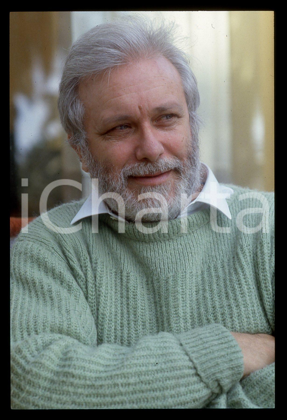 Luciano DE CRESCENZO - FESTIVAL CINEMA VENEZIA - 1990 ca 35 mm vintage slide 6 Diapositiva d'epoca, in formato 35 mm.CONDIZIONI: GOODE' severamente vietata la riproduzione. Tutti i diritti sono riservati.ICharta mette in vendita, sul negozio eBay e in esclusiva sul sito "icharta" il proprio archivio composto da numerose diapositive e negativi fotografici d'epoca, tutti originali e autentici, che attraversano la storia del costume italiano tra gli la fine degli anni Sessanta e Novanta.Si tratta di uno sguardo inedito sull'attualità, la politica, la vita quotidiana, il gossip e la cultura, che fotografa il cambiamento della nazione in quest'ultimo scorcio del XX secolo. Un'occasione unica per il mercato del collezionismo, che vede finalmente disponibile un archivio eccezionale per vastità, tematiche e condizioni, in un settore (il negativo fotografico e la diapositiva) di assoluta novità e dalle interessanti prospettive di investimento.  GOOD/buono   originale e autentica 1
