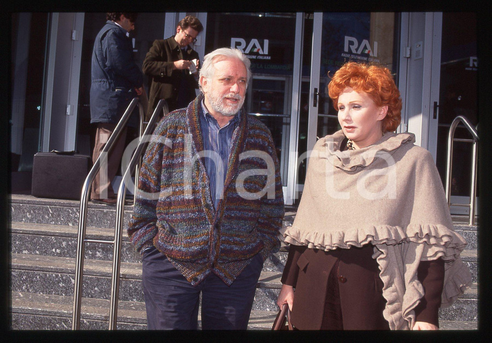 Luciano DE CRESCENZO Maria Rita PARSI - RAI 1995 ca 35 mm vintage slide Diapositiva d'epoca, in formato 35 mm.CONDIZIONI: GOODE' severamente vietata la riproduzione. Tutti i diritti sono riservati.ICharta mette in vendita, sul negozio eBay e in esclusiva sul sito "icharta" il proprio archivio composto da numerose diapositive e negativi fotografici d'epoca, tutti originali e autentici, che attraversano la storia del costume italiano tra gli la fine degli anni Sessanta e Novanta.Si tratta di uno sguardo inedito sull'attualità, la politica, la vita quotidiana, il gossip e la cultura, che fotografa il cambiamento della nazione in quest'ultimo scorcio del XX secolo. Un'occasione unica per il mercato del collezionismo, che vede finalmente disponibile un archivio eccezionale per vastità, tematiche e condizioni, in un settore (il negativo fotografico e la diapositiva) di assoluta novità e dalle interessanti prospettive di investimento.  GOOD/buono   originale e autentica 1