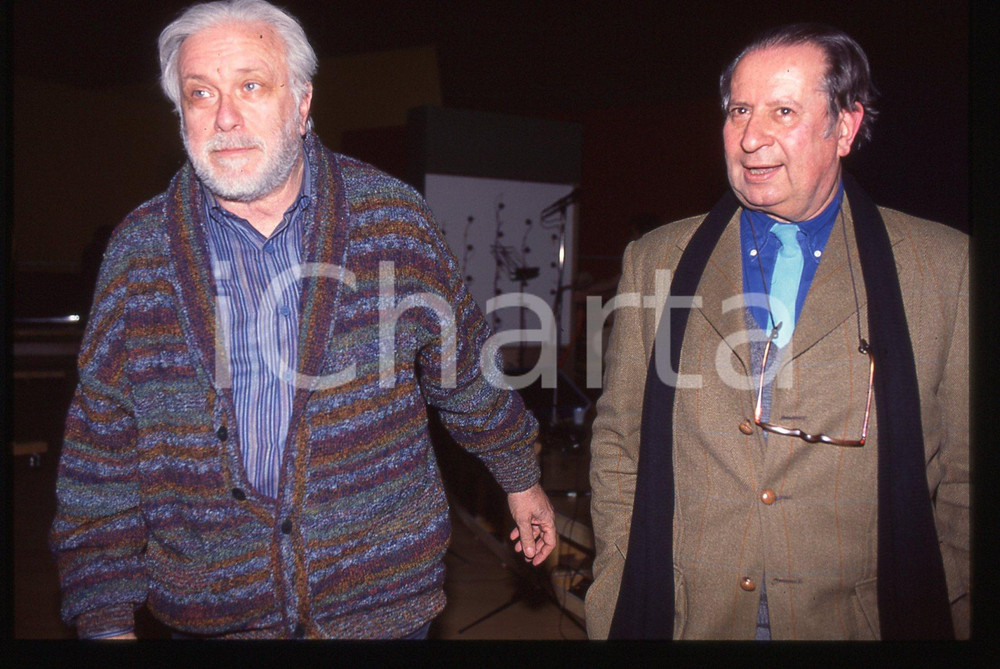 Luciano DE CRESCENZO e Tinto BRASS - 1995 ca 35 mm vintage slide Diapositiva d'epoca, in formato 35 mm.CONDIZIONI: GOODE' severamente vietata la riproduzione. Tutti i diritti sono riservati.ICharta mette in vendita, sul negozio eBay e in esclusiva sul sito "icharta" il proprio archivio composto da numerose diapositive e negativi fotografici d'epoca, tutti originali e autentici, che attraversano la storia del costume italiano tra gli la fine degli anni Sessanta e Novanta.Si tratta di uno sguardo inedito sull'attualità, la politica, la vita quotidiana, il gossip e la cultura, che fotografa il cambiamento della nazione in quest'ultimo scorcio del XX secolo. Un'occasione unica per il mercato del collezionismo, che vede finalmente disponibile un archivio eccezionale per vastità, tematiche e condizioni, in un settore (il negativo fotografico e la diapositiva) di assoluta novità e dalle interessanti prospettive di investimento.  GOOD/buono   originale e autentica 1