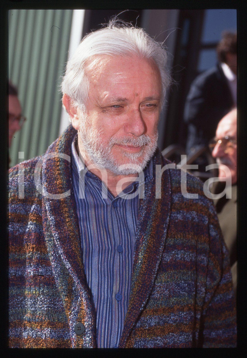 Luciano DE CRESCENZO - COSTUME - 1995 ca 35 mm vintage slide 2 Diapositiva d'epoca, in formato 35 mm.CONDIZIONI: GOODE' severamente vietata la riproduzione. Tutti i diritti sono riservati.ICharta mette in vendita, sul negozio eBay e in esclusiva sul sito "icharta" il proprio archivio composto da numerose diapositive e negativi fotografici d'epoca, tutti originali e autentici, che attraversano la storia del costume italiano tra gli la fine degli anni Sessanta e Novanta.Si tratta di uno sguardo inedito sull'attualità, la politica, la vita quotidiana, il gossip e la cultura, che fotografa il cambiamento della nazione in quest'ultimo scorcio del XX secolo. Un'occasione unica per il mercato del collezionismo, che vede finalmente disponibile un archivio eccezionale per vastità, tematiche e condizioni, in un settore (il negativo fotografico e la diapositiva) di assoluta novità e dalle interessanti prospettive di investimento.  GOOD/buono   originale e autentica 1