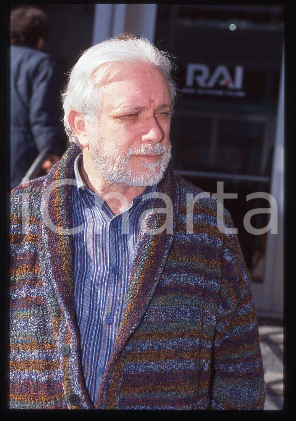 Luciano DE CRESCENZO - RAI - 1995 ca 35 mm vintage slide 3 Diapositiva d'epoca, in formato 35 mm.CONDIZIONI: GOODE' severamente vietata la riproduzione. Tutti i diritti sono riservati.ICharta mette in vendita, sul negozio eBay e in esclusiva sul sito "icharta" il proprio archivio composto da numerose diapositive e negativi fotografici d'epoca, tutti originali e autentici, che attraversano la storia del costume italiano tra gli la fine degli anni Sessanta e Novanta.Si tratta di uno sguardo inedito sull'attualità, la politica, la vita quotidiana, il gossip e la cultura, che fotografa il cambiamento della nazione in quest'ultimo scorcio del XX secolo. Un'occasione unica per il mercato del collezionismo, che vede finalmente disponibile un archivio eccezionale per vastità, tematiche e condizioni, in un settore (il negativo fotografico e la diapositiva) di assoluta novità e dalle interessanti prospettive di investimento.  GOOD/buono   originale e autentica 1