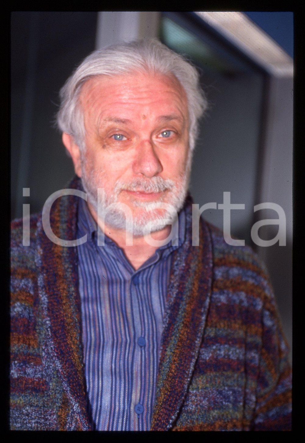 Luciano DE CRESCENZO - COSTUME - 1995 ca 35 mm vintage slide 4 Diapositiva d'epoca, in formato 35 mm.CONDIZIONI: GOODE' severamente vietata la riproduzione. Tutti i diritti sono riservati.ICharta mette in vendita, sul negozio eBay e in esclusiva sul sito "icharta" il proprio archivio composto da numerose diapositive e negativi fotografici d'epoca, tutti originali e autentici, che attraversano la storia del costume italiano tra gli la fine degli anni Sessanta e Novanta.Si tratta di uno sguardo inedito sull'attualità, la politica, la vita quotidiana, il gossip e la cultura, che fotografa il cambiamento della nazione in quest'ultimo scorcio del XX secolo. Un'occasione unica per il mercato del collezionismo, che vede finalmente disponibile un archivio eccezionale per vastità, tematiche e condizioni, in un settore (il negativo fotografico e la diapositiva) di assoluta novità e dalle interessanti prospettive di investimento.  GOOD/buono   originale e autentica 1