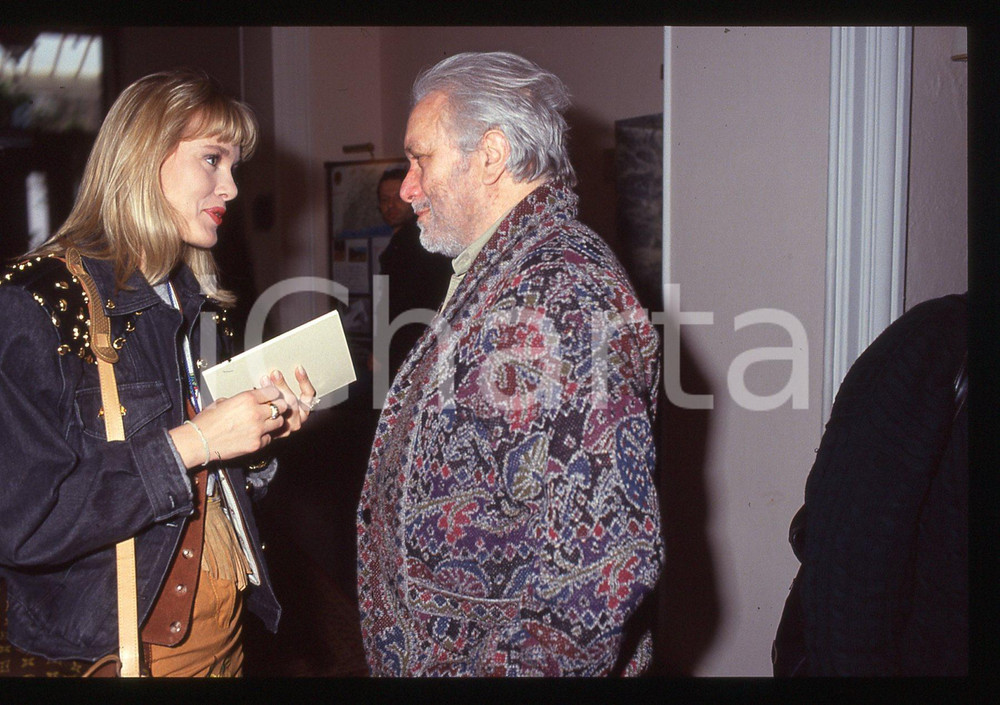 Luciano DE CRESCENZO - COSTUME - 1995 ca 35 mm vintage slide 7 Diapositiva d'epoca, in formato 35 mm.CONDIZIONI: GOODE' severamente vietata la riproduzione. Tutti i diritti sono riservati.ICharta mette in vendita, sul negozio eBay e in esclusiva sul sito "icharta" il proprio archivio composto da numerose diapositive e negativi fotografici d'epoca, tutti originali e autentici, che attraversano la storia del costume italiano tra gli la fine degli anni Sessanta e Novanta.Si tratta di uno sguardo inedito sull'attualità, la politica, la vita quotidiana, il gossip e la cultura, che fotografa il cambiamento della nazione in quest'ultimo scorcio del XX secolo. Un'occasione unica per il mercato del collezionismo, che vede finalmente disponibile un archivio eccezionale per vastità, tematiche e condizioni, in un settore (il negativo fotografico e la diapositiva) di assoluta novità e dalle interessanti prospettive di investimento.  GOOD/buono   originale e autentica 1