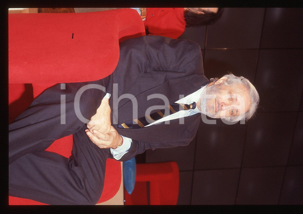 Luciano DE CRESCENZO - COSTUME - 1995 ca 35 mm vintage slide 9 Diapositiva d'epoca, in formato 35 mm.CONDIZIONI: GOODE' severamente vietata la riproduzione. Tutti i diritti sono riservati.ICharta mette in vendita, sul negozio eBay e in esclusiva sul sito "icharta" il proprio archivio composto da numerose diapositive e negativi fotografici d'epoca, tutti originali e autentici, che attraversano la storia del costume italiano tra gli la fine degli anni Sessanta e Novanta.Si tratta di uno sguardo inedito sull'attualità, la politica, la vita quotidiana, il gossip e la cultura, che fotografa il cambiamento della nazione in quest'ultimo scorcio del XX secolo. Un'occasione unica per il mercato del collezionismo, che vede finalmente disponibile un archivio eccezionale per vastità, tematiche e condizioni, in un settore (il negativo fotografico e la diapositiva) di assoluta novità e dalle interessanti prospettive di investimento.  GOOD/buono   originale e autentica 1