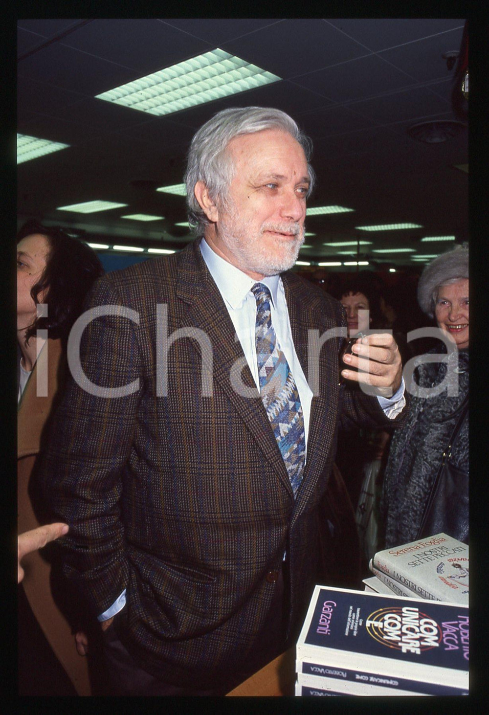 Luciano DE CRESCENZO - COSTUME - 1995 ca 35 mm vintage slide 13 Diapositiva d'epoca, in formato 35 mm.CONDIZIONI: GOODE' severamente vietata la riproduzione. Tutti i diritti sono riservati.ICharta mette in vendita, sul negozio eBay e in esclusiva sul sito "icharta" il proprio archivio composto da numerose diapositive e negativi fotografici d'epoca, tutti originali e autentici, che attraversano la storia del costume italiano tra gli la fine degli anni Sessanta e Novanta.Si tratta di uno sguardo inedito sull'attualità, la politica, la vita quotidiana, il gossip e la cultura, che fotografa il cambiamento della nazione in quest'ultimo scorcio del XX secolo. Un'occasione unica per il mercato del collezionismo, che vede finalmente disponibile un archivio eccezionale per vastità, tematiche e condizioni, in un settore (il negativo fotografico e la diapositiva) di assoluta novità e dalle interessanti prospettive di investimento.  GOOD/buono   originale e autentica 1