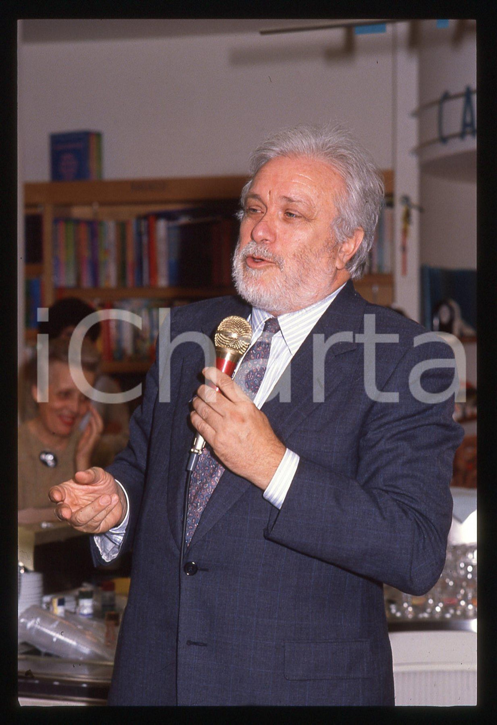 Luciano DE CRESCENZO - COSTUME - 1995 ca 35 mm vintage slide 14 Diapositiva d'epoca, in formato 35 mm.CONDIZIONI: GOODE' severamente vietata la riproduzione. Tutti i diritti sono riservati.ICharta mette in vendita, sul negozio eBay e in esclusiva sul sito "icharta" il proprio archivio composto da numerose diapositive e negativi fotografici d'epoca, tutti originali e autentici, che attraversano la storia del costume italiano tra gli la fine degli anni Sessanta e Novanta.Si tratta di uno sguardo inedito sull'attualità, la politica, la vita quotidiana, il gossip e la cultura, che fotografa il cambiamento della nazione in quest'ultimo scorcio del XX secolo. Un'occasione unica per il mercato del collezionismo, che vede finalmente disponibile un archivio eccezionale per vastità, tematiche e condizioni, in un settore (il negativo fotografico e la diapositiva) di assoluta novità e dalle interessanti prospettive di investimento.  GOOD/buono   originale e autentica 1