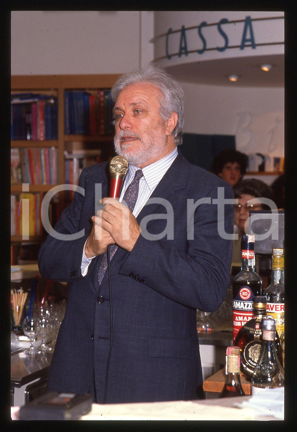 Luciano DE CRESCENZO - COSTUME - 1995 ca 35 mm vintage slide 15 Diapositiva d'epoca, in formato 35 mm.CONDIZIONI: GOODE' severamente vietata la riproduzione. Tutti i diritti sono riservati.ICharta mette in vendita, sul negozio eBay e in esclusiva sul sito "icharta" il proprio archivio composto da numerose diapositive e negativi fotografici d'epoca, tutti originali e autentici, che attraversano la storia del costume italiano tra gli la fine degli anni Sessanta e Novanta.Si tratta di uno sguardo inedito sull'attualità, la politica, la vita quotidiana, il gossip e la cultura, che fotografa il cambiamento della nazione in quest'ultimo scorcio del XX secolo. Un'occasione unica per il mercato del collezionismo, che vede finalmente disponibile un archivio eccezionale per vastità, tematiche e condizioni, in un settore (il negativo fotografico e la diapositiva) di assoluta novità e dalle interessanti prospettive di investimento.  GOOD/buono   originale e autentica 1