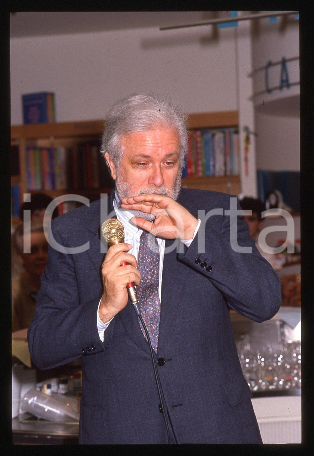 Luciano DE CRESCENZO - COSTUME - 1995 ca 35 mm vintage slide 16 Diapositiva d'epoca, in formato 35 mm.CONDIZIONI: GOODE' severamente vietata la riproduzione. Tutti i diritti sono riservati.ICharta mette in vendita, sul negozio eBay e in esclusiva sul sito "icharta" il proprio archivio composto da numerose diapositive e negativi fotografici d'epoca, tutti originali e autentici, che attraversano la storia del costume italiano tra gli la fine degli anni Sessanta e Novanta.Si tratta di uno sguardo inedito sull'attualità, la politica, la vita quotidiana, il gossip e la cultura, che fotografa il cambiamento della nazione in quest'ultimo scorcio del XX secolo. Un'occasione unica per il mercato del collezionismo, che vede finalmente disponibile un archivio eccezionale per vastità, tematiche e condizioni, in un settore (il negativo fotografico e la diapositiva) di assoluta novità e dalle interessanti prospettive di investimento.  GOOD/buono   originale e autentica 1