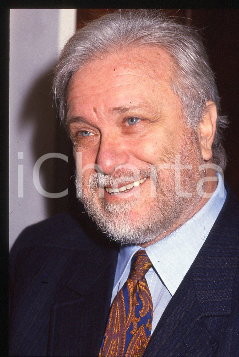 Luciano DE CRESCENZO - COSTUME - 1995 ca 35 mm vintage slide 17 Diapositiva d'epoca, in formato 35 mm.CONDIZIONI: GOODE' severamente vietata la riproduzione. Tutti i diritti sono riservati.ICharta mette in vendita, sul negozio eBay e in esclusiva sul sito "icharta" il proprio archivio composto da numerose diapositive e negativi fotografici d'epoca, tutti originali e autentici, che attraversano la storia del costume italiano tra gli la fine degli anni Sessanta e Novanta.Si tratta di uno sguardo inedito sull'attualità, la politica, la vita quotidiana, il gossip e la cultura, che fotografa il cambiamento della nazione in quest'ultimo scorcio del XX secolo. Un'occasione unica per il mercato del collezionismo, che vede finalmente disponibile un archivio eccezionale per vastità, tematiche e condizioni, in un settore (il negativo fotografico e la diapositiva) di assoluta novità e dalle interessanti prospettive di investimento.  GOOD/buono   originale e autentica 1