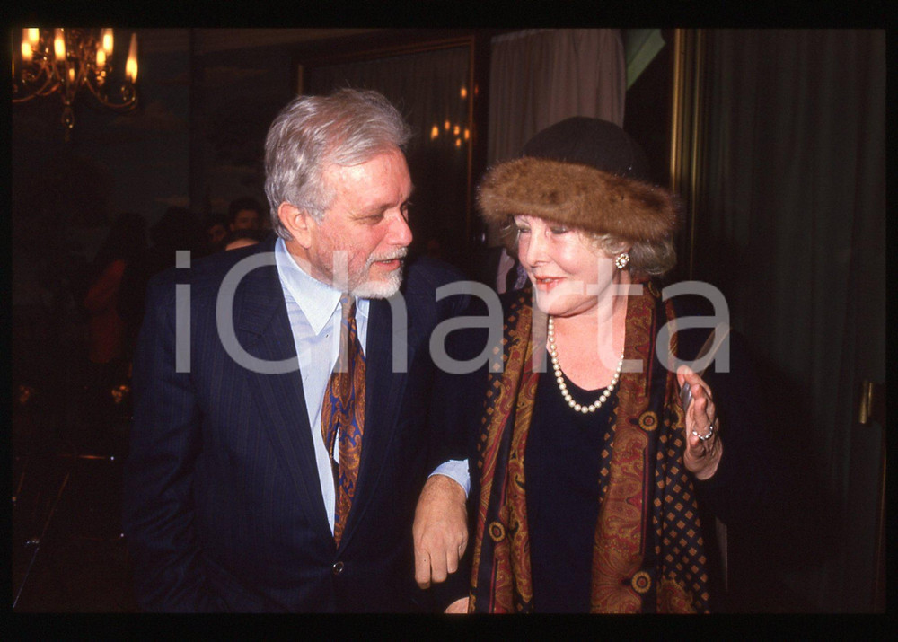 Luciano DE CRESCENZO e Caterina BORATTO - 1995 ca 35 mm vintage slide Diapositiva d'epoca, in formato 35 mm.CONDIZIONI: GOODE' severamente vietata la riproduzione. Tutti i diritti sono riservati.ICharta mette in vendita, sul negozio eBay e in esclusiva sul sito "icharta" il proprio archivio composto da numerose diapositive e negativi fotografici d'epoca, tutti originali e autentici, che attraversano la storia del costume italiano tra gli la fine degli anni Sessanta e Novanta.Si tratta di uno sguardo inedito sull'attualità, la politica, la vita quotidiana, il gossip e la cultura, che fotografa il cambiamento della nazione in quest'ultimo scorcio del XX secolo. Un'occasione unica per il mercato del collezionismo, che vede finalmente disponibile un archivio eccezionale per vastità, tematiche e condizioni, in un settore (il negativo fotografico e la diapositiva) di assoluta novità e dalle interessanti prospettive di investimento.  GOOD/buono   originale e autentica 1