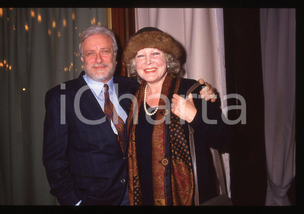 Luciano DE CRESCENZO e Caterina BORATTO - 1995 ca 35 mm vintage slide 2 Diapositiva d'epoca, in formato 35 mm.CONDIZIONI: GOODE' severamente vietata la riproduzione. Tutti i diritti sono riservati.ICharta mette in vendita, sul negozio eBay e in esclusiva sul sito "icharta" il proprio archivio composto da numerose diapositive e negativi fotografici d'epoca, tutti originali e autentici, che attraversano la storia del costume italiano tra gli la fine degli anni Sessanta e Novanta.Si tratta di uno sguardo inedito sull'attualità, la politica, la vita quotidiana, il gossip e la cultura, che fotografa il cambiamento della nazione in quest'ultimo scorcio del XX secolo. Un'occasione unica per il mercato del collezionismo, che vede finalmente disponibile un archivio eccezionale per vastità, tematiche e condizioni, in un settore (il negativo fotografico e la diapositiva) di assoluta novità e dalle interessanti prospettive di investimento.  GOOD/buono   originale e autentica 1