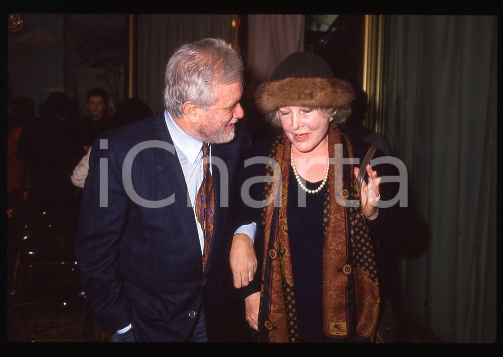 Luciano DE CRESCENZO e Caterina BORATTO - 1995 ca 35 mm vintage slide 3 Diapositiva d'epoca, in formato 35 mm.CONDIZIONI: GOODE' severamente vietata la riproduzione. Tutti i diritti sono riservati.ICharta mette in vendita, sul negozio eBay e in esclusiva sul sito "icharta" il proprio archivio composto da numerose diapositive e negativi fotografici d'epoca, tutti originali e autentici, che attraversano la storia del costume italiano tra gli la fine degli anni Sessanta e Novanta.Si tratta di uno sguardo inedito sull'attualità, la politica, la vita quotidiana, il gossip e la cultura, che fotografa il cambiamento della nazione in quest'ultimo scorcio del XX secolo. Un'occasione unica per il mercato del collezionismo, che vede finalmente disponibile un archivio eccezionale per vastità, tematiche e condizioni, in un settore (il negativo fotografico e la diapositiva) di assoluta novità e dalle interessanti prospettive di investimento.  GOOD/buono   originale e autentica 1