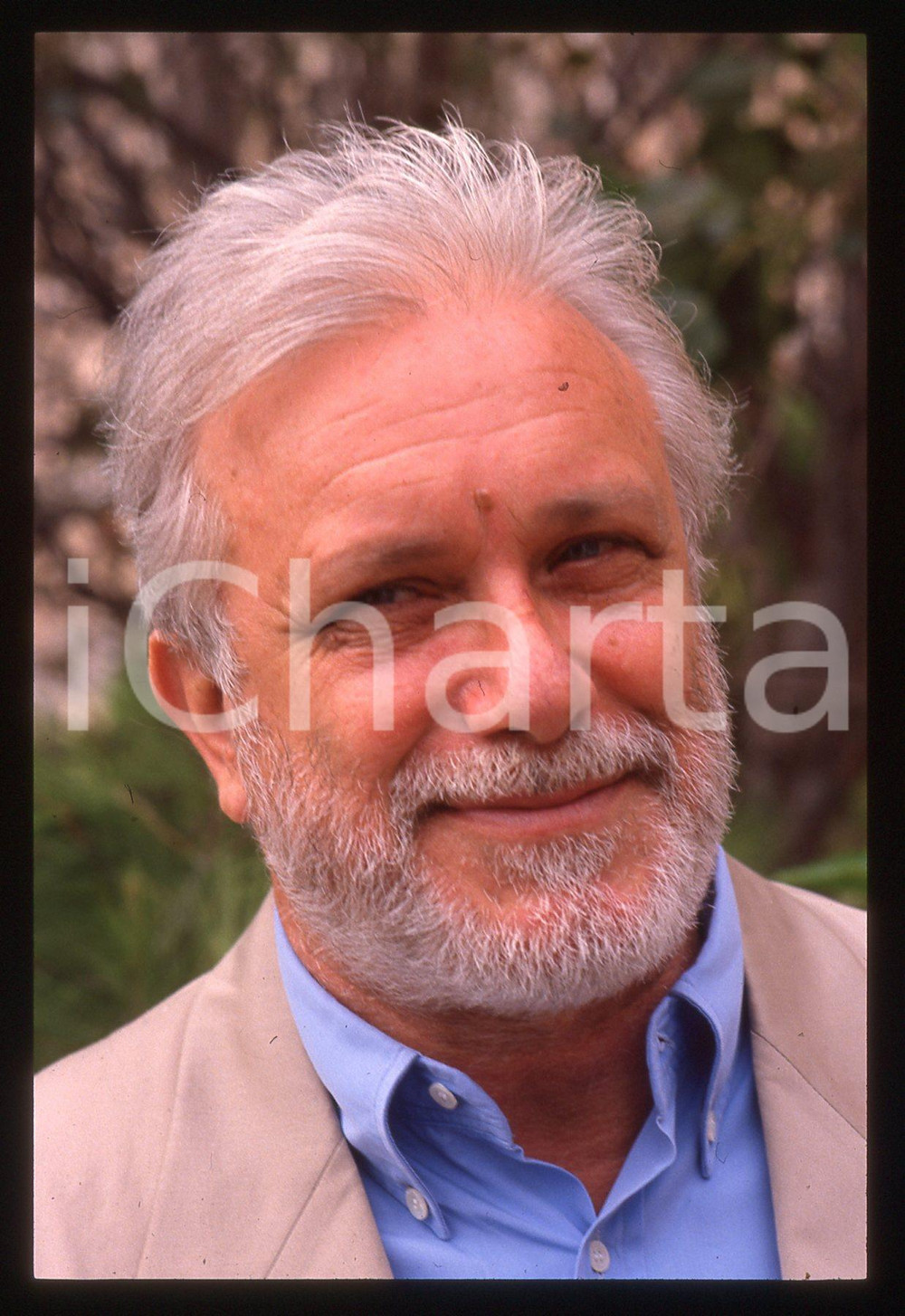 Luciano DE CRESCENZO - FESTIVAL CINEMA VENEZIA - 1990 ca 35 mm vintage slide 8 Diapositiva d'epoca, in formato 35 mm.CONDIZIONI: GOODE' severamente vietata la riproduzione. Tutti i diritti sono riservati.ICharta mette in vendita, sul negozio eBay e in esclusiva sul sito "icharta" il proprio archivio composto da numerose diapositive e negativi fotografici d'epoca, tutti originali e autentici, che attraversano la storia del costume italiano tra gli la fine degli anni Sessanta e Novanta.Si tratta di uno sguardo inedito sull'attualità, la politica, la vita quotidiana, il gossip e la cultura, che fotografa il cambiamento della nazione in quest'ultimo scorcio del XX secolo. Un'occasione unica per il mercato del collezionismo, che vede finalmente disponibile un archivio eccezionale per vastità, tematiche e condizioni, in un settore (il negativo fotografico e la diapositiva) di assoluta novità e dalle interessanti prospettive di investimento.  GOOD/buono   originale e autentica 1