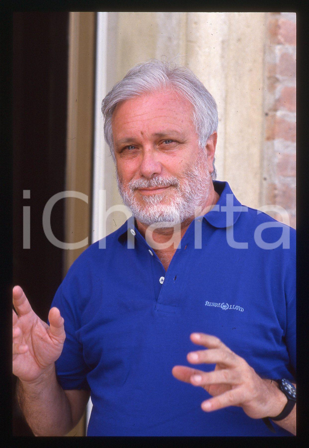 Luciano DE CRESCENZO - FESTIVAL CINEMA VENEZIA - 1990 ca 35 mm vintage slide 9 Diapositiva d'epoca, in formato 35 mm.CONDIZIONI: GOODE' severamente vietata la riproduzione. Tutti i diritti sono riservati.ICharta mette in vendita, sul negozio eBay e in esclusiva sul sito "icharta" il proprio archivio composto da numerose diapositive e negativi fotografici d'epoca, tutti originali e autentici, che attraversano la storia del costume italiano tra gli la fine degli anni Sessanta e Novanta.Si tratta di uno sguardo inedito sull'attualità, la politica, la vita quotidiana, il gossip e la cultura, che fotografa il cambiamento della nazione in quest'ultimo scorcio del XX secolo. Un'occasione unica per il mercato del collezionismo, che vede finalmente disponibile un archivio eccezionale per vastità, tematiche e condizioni, in un settore (il negativo fotografico e la diapositiva) di assoluta novità e dalle interessanti prospettive di investimento.  GOOD/buono   originale e autentica 1