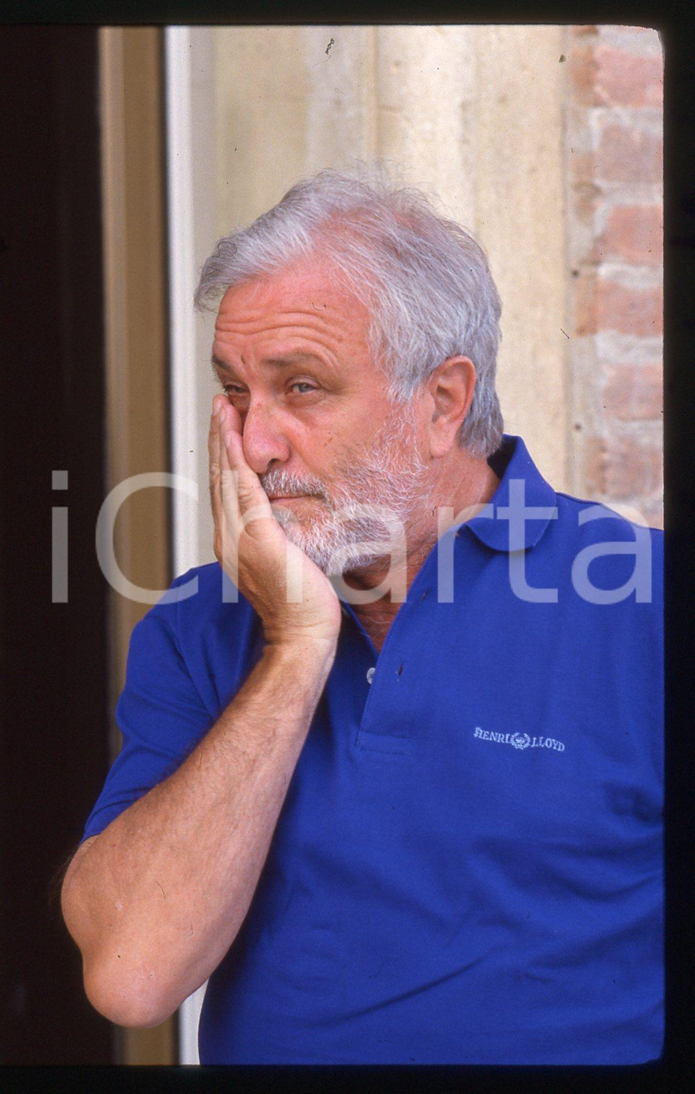 Luciano DE CRESCENZO - FESTIVAL CINEMA VENEZIA - 1990 ca 35 mm vintage slide 10 Diapositiva d'epoca, in formato 35 mm.CONDIZIONI: GOODE' severamente vietata la riproduzione. Tutti i diritti sono riservati.ICharta mette in vendita, sul negozio eBay e in esclusiva sul sito "icharta" il proprio archivio composto da numerose diapositive e negativi fotografici d'epoca, tutti originali e autentici, che attraversano la storia del costume italiano tra gli la fine degli anni Sessanta e Novanta.Si tratta di uno sguardo inedito sull'attualità, la politica, la vita quotidiana, il gossip e la cultura, che fotografa il cambiamento della nazione in quest'ultimo scorcio del XX secolo. Un'occasione unica per il mercato del collezionismo, che vede finalmente disponibile un archivio eccezionale per vastità, tematiche e condizioni, in un settore (il negativo fotografico e la diapositiva) di assoluta novità e dalle interessanti prospettive di investimento.  GOOD/buono   originale e autentica 1