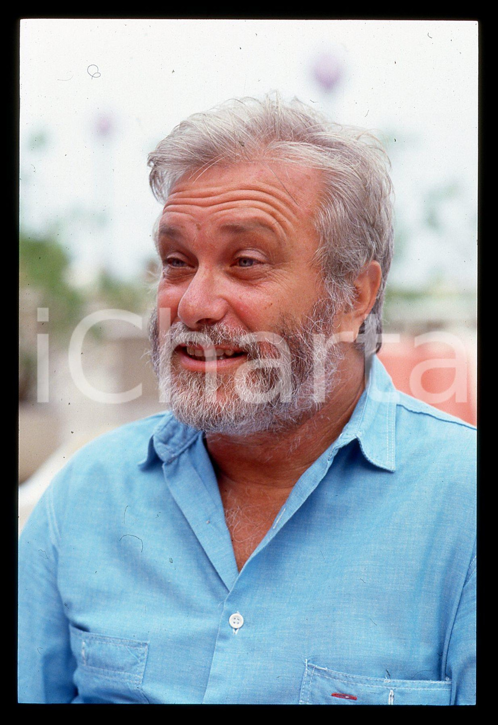 Luciano DE CRESCENZO - FESTIVAL CINEMA VENEZIA - 1990 ca 35 mm vintage slide 11 Diapositiva d'epoca, in formato 35 mm.CONDIZIONI: GOODE' severamente vietata la riproduzione. Tutti i diritti sono riservati. ICharta mette in vendita, sul negozio eBay e in esclusiva sul sito "icharta" il proprio archivio composto da numerose diapositive e negativi fotografici d'epoca, tutti originali e autentici, che attraversano la storia del costume italiano tra gli la fine degli anni Sessanta e Novanta.Si tratta di uno sguardo inedito sull'attualità, la politica, la vita quotidiana, il gossip e la cultura, che fotografa il cambiamento della nazione in quest'ultimo scorcio del XX secolo. Un'occasione unica per il mercato del collezionismo, che vede finalmente disponibile un archivio eccezionale per vastità, tematiche e condizioni, in un settore (il negativo fotografico e la diapositiva) di assoluta novità e dalle interessanti prospettive di investimento.  GOOD/buono   originale e autentica 1