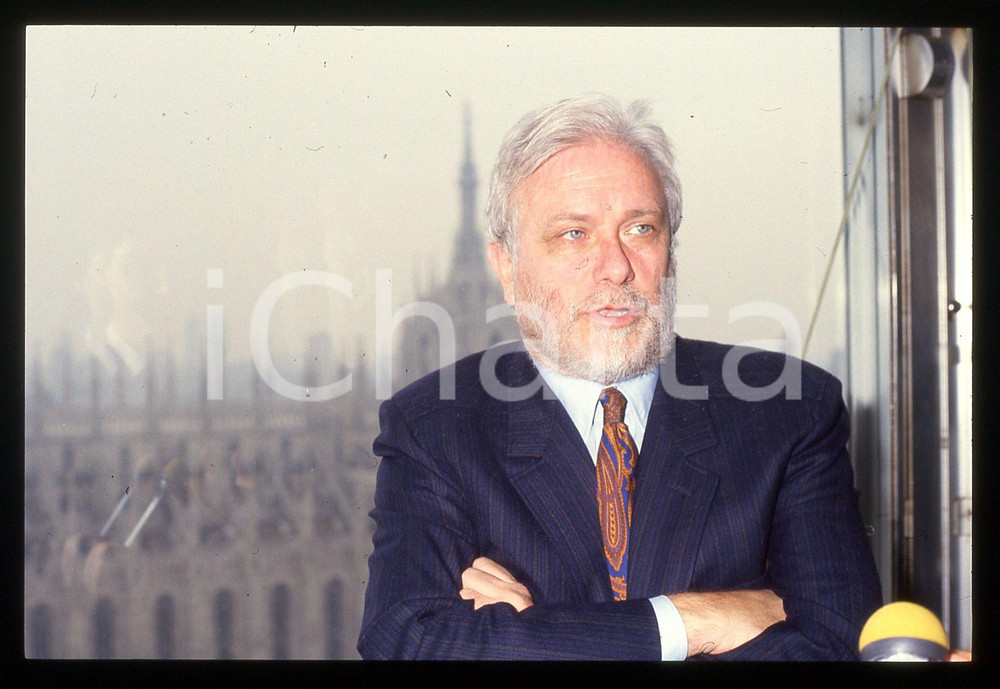 Luciano DE CRESCENZO Duomo di MILANO 1990 ca 35 mm vintage slide Diapositiva d'epoca, in formato 35 mm.CONDIZIONI: GOODE' severamente vietata la riproduzione. Tutti i diritti sono riservati.ICharta mette in vendita, sul negozio eBay e in esclusiva sul sito "icharta" il proprio archivio composto da numerose diapositive e negativi fotografici d'epoca, tutti originali e autentici, che attraversano la storia del costume italiano tra gli la fine degli anni Sessanta e Novanta.Si tratta di uno sguardo inedito sull'attualità, la politica, la vita quotidiana, il gossip e la cultura, che fotografa il cambiamento della nazione in quest'ultimo scorcio del XX secolo. Un'occasione unica per il mercato del collezionismo, che vede finalmente disponibile un archivio eccezionale per vastità, tematiche e condizioni, in un settore (il negativo fotografico e la diapositiva) di assoluta novità e dalle interessanti prospettive di investimento.  GOOD/buono   originale e autentica 1
