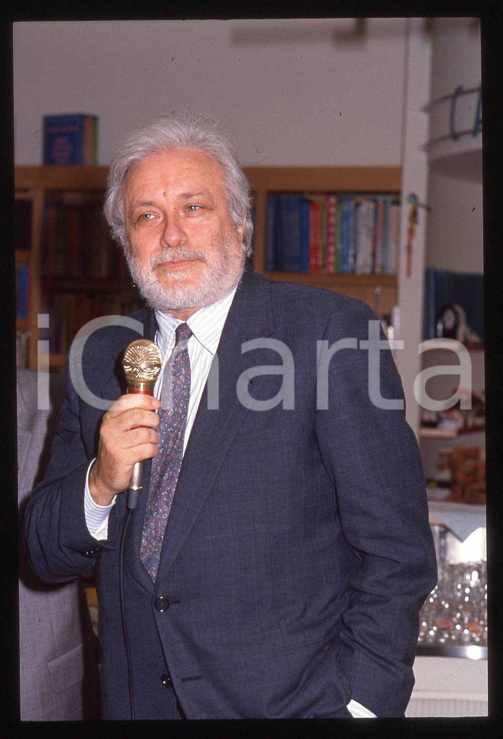 Luciano DE CRESCENZO - COSTUME - 1995 ca 35 mm vintage slide 19 Diapositiva d'epoca, in formato 35 mm.CONDIZIONI: GOODE' severamente vietata la riproduzione. Tutti i diritti sono riservati.ICharta mette in vendita, sul negozio eBay e in esclusiva sul sito "icharta" il proprio archivio composto da numerose diapositive e negativi fotografici d'epoca, tutti originali e autentici, che attraversano la storia del costume italiano tra gli la fine degli anni Sessanta e Novanta.Si tratta di uno sguardo inedito sull'attualità, la politica, la vita quotidiana, il gossip e la cultura, che fotografa il cambiamento della nazione in quest'ultimo scorcio del XX secolo. Un'occasione unica per il mercato del collezionismo, che vede finalmente disponibile un archivio eccezionale per vastità, tematiche e condizioni, in un settore (il negativo fotografico e la diapositiva) di assoluta novità e dalle interessanti prospettive di investimento.  GOOD/buono   originale e autentica 1