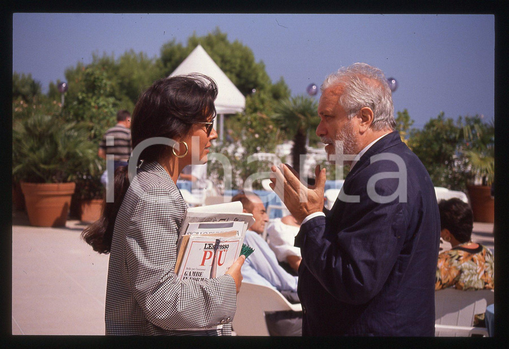 Luciano DE CRESCENZO Claudia MORI FESTIVAL VENEZIA 1990 ca 35 mm vintage slide 4 Diapositiva d'epoca, in formato 35 mm.CONDIZIONI: GOODE' severamente vietata la riproduzione. Tutti i diritti sono riservati.ICharta mette in vendita, sul negozio eBay e in esclusiva sul sito "icharta" il proprio archivio composto da numerose diapositive e negativi fotografici d'epoca, tutti originali e autentici, che attraversano la storia del costume italiano tra gli la fine degli anni Sessanta e Novanta.Si tratta di uno sguardo inedito sull'attualità, la politica, la vita quotidiana, il gossip e la cultura, che fotografa il cambiamento della nazione in quest'ultimo scorcio del XX secolo. Un'occasione unica per il mercato del collezionismo, che vede finalmente disponibile un archivio eccezionale per vastità, tematiche e condizioni, in un settore (il negativo fotografico e la diapositiva) di assoluta novità e dalle interessanti prospettive di investimento.  GOOD/buono   originale e autentica 1