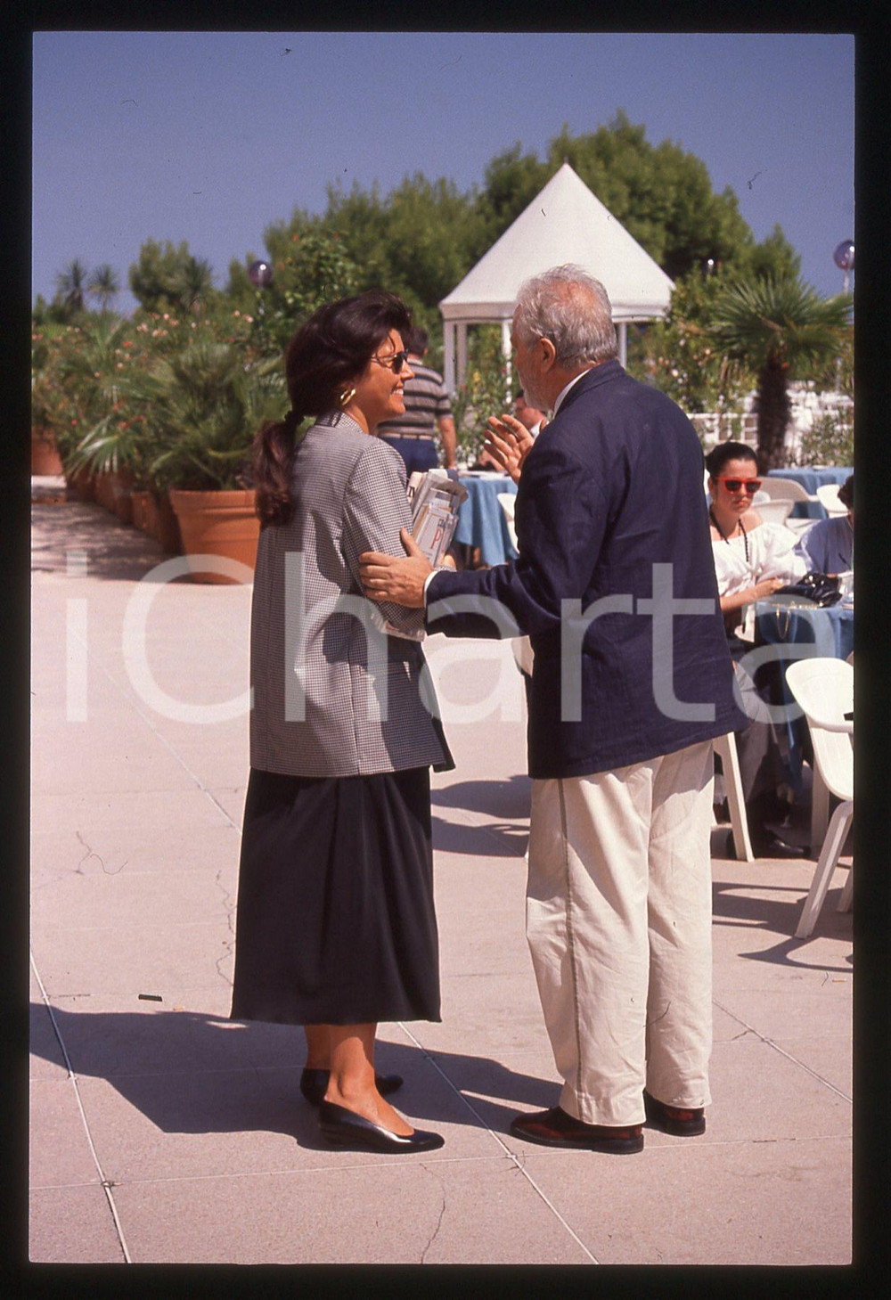 Luciano DE CRESCENZO Claudia MORI FESTIVAL VENEZIA 1990 ca 35 mm vintage slide 5 Diapositiva d'epoca, in formato 35 mm.CONDIZIONI: GOODE' severamente vietata la riproduzione. Tutti i diritti sono riservati. ICharta mette in vendita, sul negozio eBay e in esclusiva sul sito "icharta" il proprio archivio composto da numerose diapositive e negativi fotografici d'epoca, tutti originali e autentici, che attraversano la storia del costume italiano tra gli la fine degli anni Sessanta e Novanta.Si tratta di uno sguardo inedito sull'attualità, la politica, la vita quotidiana, il gossip e la cultura, che fotografa il cambiamento della nazione in quest'ultimo scorcio del XX secolo. Un'occasione unica per il mercato del collezionismo, che vede finalmente disponibile un archivio eccezionale per vastità, tematiche e condizioni, in un settore (il negativo fotografico e la diapositiva) di assoluta novità e dalle interessanti prospettive di investimento.  GOOD/buono   originale e autentica 1