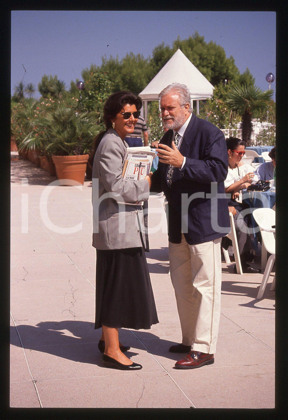 Luciano DE CRESCENZO Claudia MORI FESTIVAL VENEZIA 1990 ca 35 mm vintage slide 6 Diapositiva d'epoca, in formato 35 mm.CONDIZIONI: GOODE' severamente vietata la riproduzione. Tutti i diritti sono riservati.ICharta mette in vendita, sul negozio eBay e in esclusiva sul sito "icharta" il proprio archivio composto da numerose diapositive e negativi fotografici d'epoca, tutti originali e autentici, che attraversano la storia del costume italiano tra gli la fine degli anni Sessanta e Novanta.Si tratta di uno sguardo inedito sull'attualità, la politica, la vita quotidiana, il gossip e la cultura, che fotografa il cambiamento della nazione in quest'ultimo scorcio del XX secolo. Un'occasione unica per il mercato del collezionismo, che vede finalmente disponibile un archivio eccezionale per vastità, tematiche e condizioni, in un settore (il negativo fotografico e la diapositiva) di assoluta novità e dalle interessanti prospettive di investimento.  GOOD/buono   originale e autentica 1