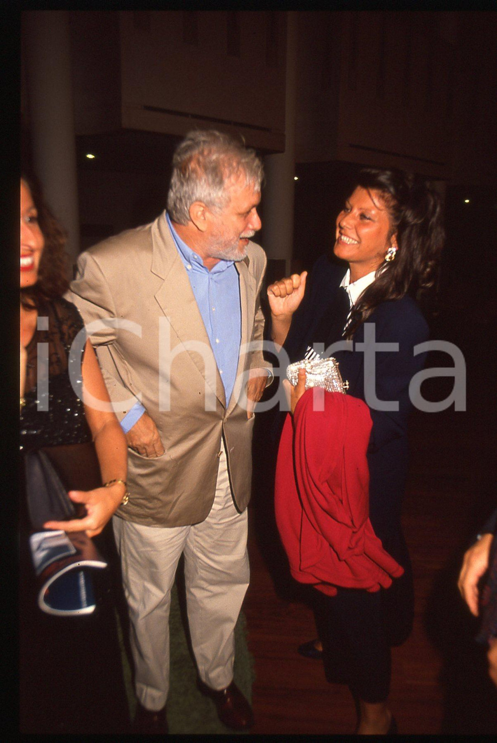 Luciano DE CRESCENZO e Claudia MORI - 1995 ca 35 mm vintage slide Diapositiva d'epoca, in formato 35 mm.CONDIZIONI: GOODE' severamente vietata la riproduzione. Tutti i diritti sono riservati.ICharta mette in vendita, sul negozio eBay e in esclusiva sul sito "icharta" il proprio archivio composto da numerose diapositive e negativi fotografici d'epoca, tutti originali e autentici, che attraversano la storia del costume italiano tra gli la fine degli anni Sessanta e Novanta.Si tratta di uno sguardo inedito sull'attualità, la politica, la vita quotidiana, il gossip e la cultura, che fotografa il cambiamento della nazione in quest'ultimo scorcio del XX secolo. Un'occasione unica per il mercato del collezionismo, che vede finalmente disponibile un archivio eccezionale per vastità, tematiche e condizioni, in un settore (il negativo fotografico e la diapositiva) di assoluta novità e dalle interessanti prospettive di investimento.  GOOD/buono   originale e autentica 1