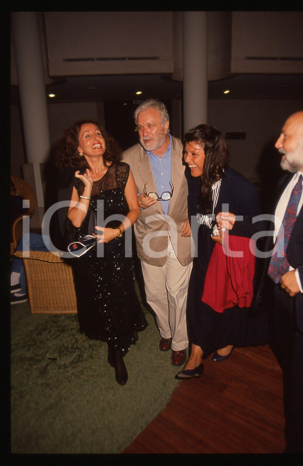 Luciano DE CRESCENZO e Claudia MORI - 1995 ca 35 mm vintage slide 2 Diapositiva d'epoca, in formato 35 mm.CONDIZIONI: GOODE' severamente vietata la riproduzione. Tutti i diritti sono riservati.ICharta mette in vendita, sul negozio eBay e in esclusiva sul sito "icharta" il proprio archivio composto da numerose diapositive e negativi fotografici d'epoca, tutti originali e autentici, che attraversano la storia del costume italiano tra gli la fine degli anni Sessanta e Novanta.Si tratta di uno sguardo inedito sull'attualità, la politica, la vita quotidiana, il gossip e la cultura, che fotografa il cambiamento della nazione in quest'ultimo scorcio del XX secolo. Un'occasione unica per il mercato del collezionismo, che vede finalmente disponibile un archivio eccezionale per vastità, tematiche e condizioni, in un settore (il negativo fotografico e la diapositiva) di assoluta novità e dalle interessanti prospettive di investimento.  GOOD/buono   originale e autentica 1