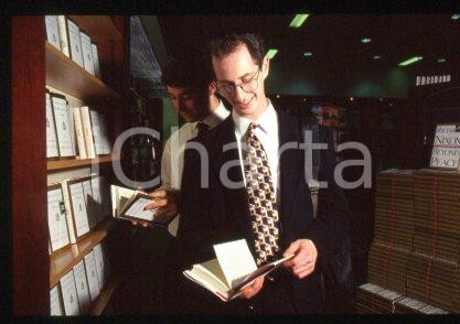 35mm vintage slide* 1994, USA, Giovanni Paolo II becoms author, library  Diapositiva d'epoca, in formato 35 mm.CONDIZIONI: GOODE' severamente vietata la riproduzione. Tutti i diritti sono riservati.Nella diapositiva ICharta mette in vendita, sul negozio eBay e in esclusiva sul sito "icharta" il proprio archivio composto da numerose diapositive e negativi fotografici d'epoca, tutti originali e autentici, che attraversano la storia del costume italiano tra gli la fine degli anni Sessanta e Novanta.Si tratta di uno sguardo inedito sull'attualit&agrave;, la politica, la vita quotidiana, il gossip e la cultura, che fotografa il cambiamento della nazione in quest'ultimo scorcio del XX secolo. Un'occasione unica per il mercato del collezionismo, che vede finalmente disponibile un archivio eccezionale per vastit&agrave;, tematiche e condizioni, in un settore (il negativo fotografico e la diapositiva) di assoluta novit&agrave; e dalle interessanti prospettive di investimento.  FAIR/discreto   originale e autentica 1