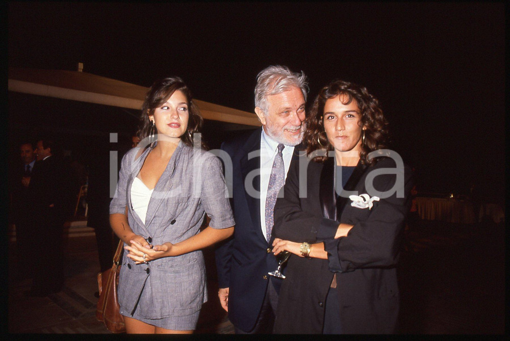 Luciano DE CRESCENZO Maria MONSÈ COSTUME - 1995 ca 35 mm vintage slide 22 Diapositiva d'epoca, in formato 35 mm.CONDIZIONI: GOODE' severamente vietata la riproduzione. Tutti i diritti sono riservati.ICharta mette in vendita, sul negozio eBay e in esclusiva sul sito "icharta" il proprio archivio composto da numerose diapositive e negativi fotografici d'epoca, tutti originali e autentici, che attraversano la storia del costume italiano tra gli la fine degli anni Sessanta e Novanta.Si tratta di uno sguardo inedito sull'attualità, la politica, la vita quotidiana, il gossip e la cultura, che fotografa il cambiamento della nazione in quest'ultimo scorcio del XX secolo. Un'occasione unica per il mercato del collezionismo, che vede finalmente disponibile un archivio eccezionale per vastità, tematiche e condizioni, in un settore (il negativo fotografico e la diapositiva) di assoluta novità e dalle interessanti prospettive di investimento.  GOOD/buono   originale e autentica 1