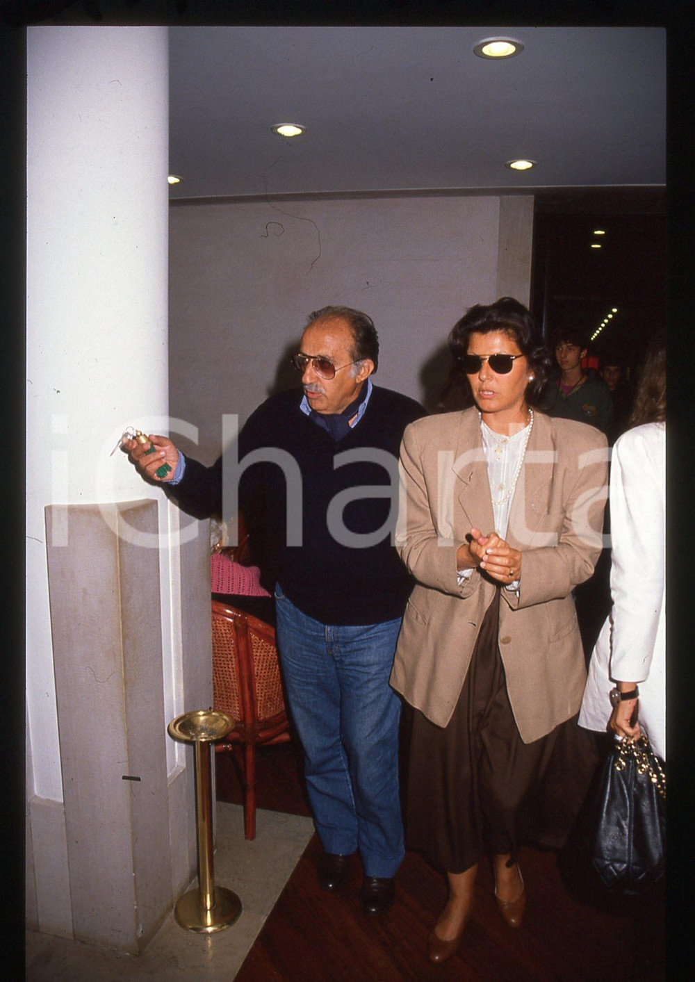 Gino JANNUZZI e Claudia MORI - COSTUME - 1990 ca 35 mm vintage slide Diapositiva d'epoca, in formato 35 mm.CONDIZIONI: GOODE' severamente vietata la riproduzione. Tutti i diritti sono riservati.ICharta mette in vendita, sul negozio eBay e in esclusiva sul sito "icharta" il proprio archivio composto da numerose diapositive e negativi fotografici d'epoca, tutti originali e autentici, che attraversano la storia del costume italiano tra gli la fine degli anni Sessanta e Novanta.Si tratta di uno sguardo inedito sull'attualità, la politica, la vita quotidiana, il gossip e la cultura, che fotografa il cambiamento della nazione in quest'ultimo scorcio del XX secolo. Un'occasione unica per il mercato del collezionismo, che vede finalmente disponibile un archivio eccezionale per vastità, tematiche e condizioni, in un settore (il negativo fotografico e la diapositiva) di assoluta novità e dalle interessanti prospettive di investimento.  GOOD/buono   originale e autentica 1