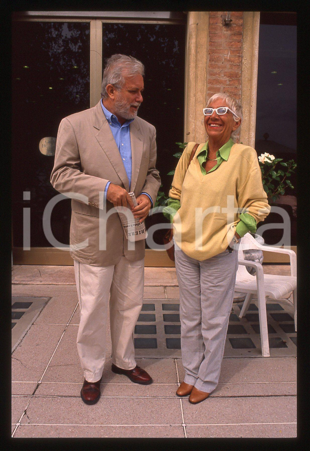 Luciano DE CRESCENZO Lina WERTMULLER FESTIVAL VENEZIA 1990 35 mm vintage slide 2 Diapositiva d'epoca, in formato 35 mm.CONDIZIONI: GOODE' severamente vietata la riproduzione. Tutti i diritti sono riservati.ICharta mette in vendita, sul negozio eBay e in esclusiva sul sito "icharta" il proprio archivio composto da numerose diapositive e negativi fotografici d'epoca, tutti originali e autentici, che attraversano la storia del costume italiano tra gli la fine degli anni Sessanta e Novanta.Si tratta di uno sguardo inedito sull'attualità, la politica, la vita quotidiana, il gossip e la cultura, che fotografa il cambiamento della nazione in quest'ultimo scorcio del XX secolo. Un'occasione unica per il mercato del collezionismo, che vede finalmente disponibile un archivio eccezionale per vastità, tematiche e condizioni, in un settore (il negativo fotografico e la diapositiva) di assoluta novità e dalle interessanti prospettive di investimento.  GOOD/buono   originale e autentica 1