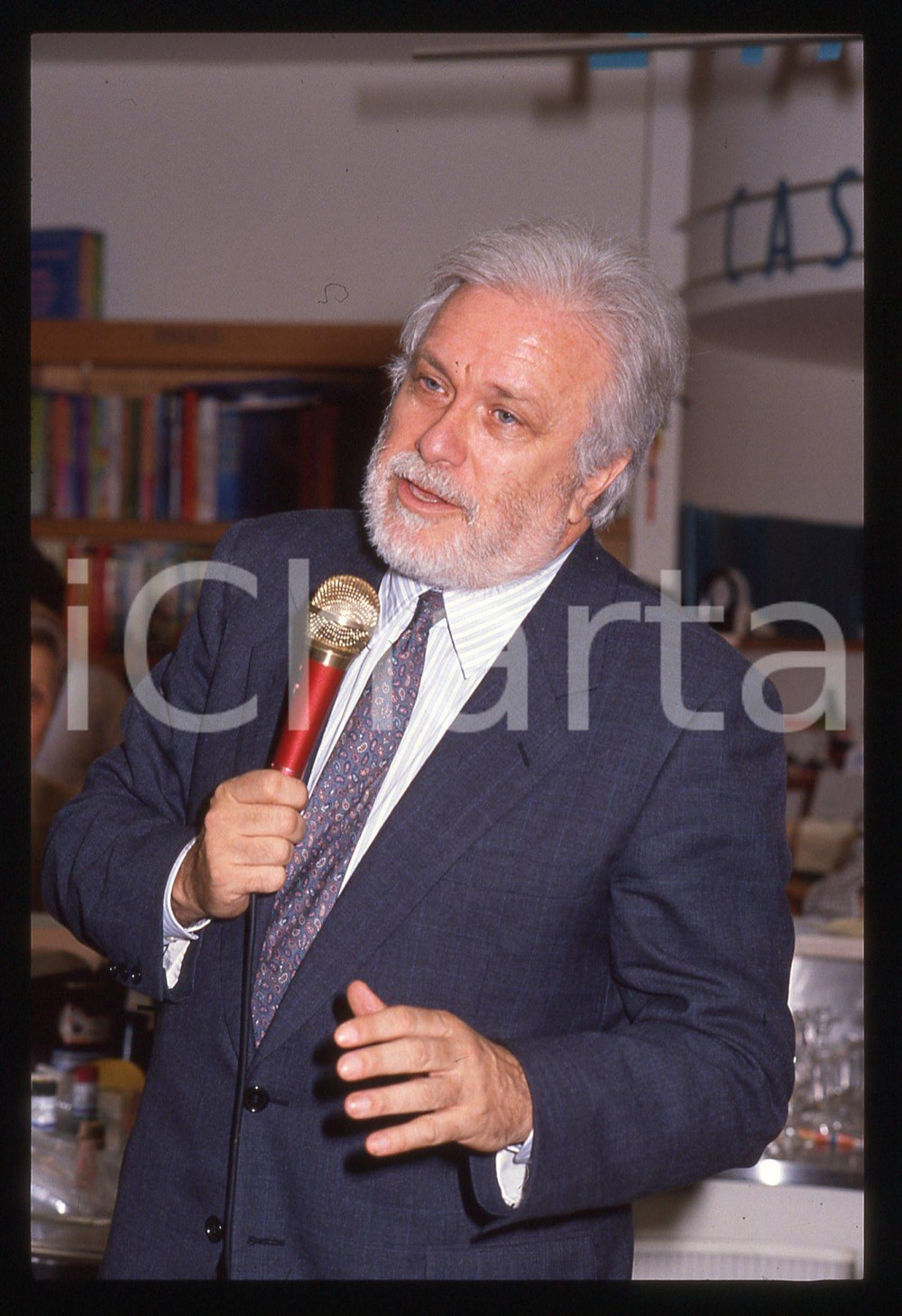 Luciano DE CRESCENZO - COSTUME - 1995 ca 35 mm vintage slide 24 Diapositiva d'epoca, in formato 35 mm.CONDIZIONI: GOODE' severamente vietata la riproduzione. Tutti i diritti sono riservati. ICharta mette in vendita, sul negozio eBay e in esclusiva sul sito "icharta" il proprio archivio composto da numerose diapositive e negativi fotografici d'epoca, tutti originali e autentici, che attraversano la storia del costume italiano tra gli la fine degli anni Sessanta e Novanta.Si tratta di uno sguardo inedito sull'attualità, la politica, la vita quotidiana, il gossip e la cultura, che fotografa il cambiamento della nazione in quest'ultimo scorcio del XX secolo. Un'occasione unica per il mercato del collezionismo, che vede finalmente disponibile un archivio eccezionale per vastità, tematiche e condizioni, in un settore (il negativo fotografico e la diapositiva) di assoluta novità e dalle interessanti prospettive di investimento.  GOOD/buono   originale e autentica 1