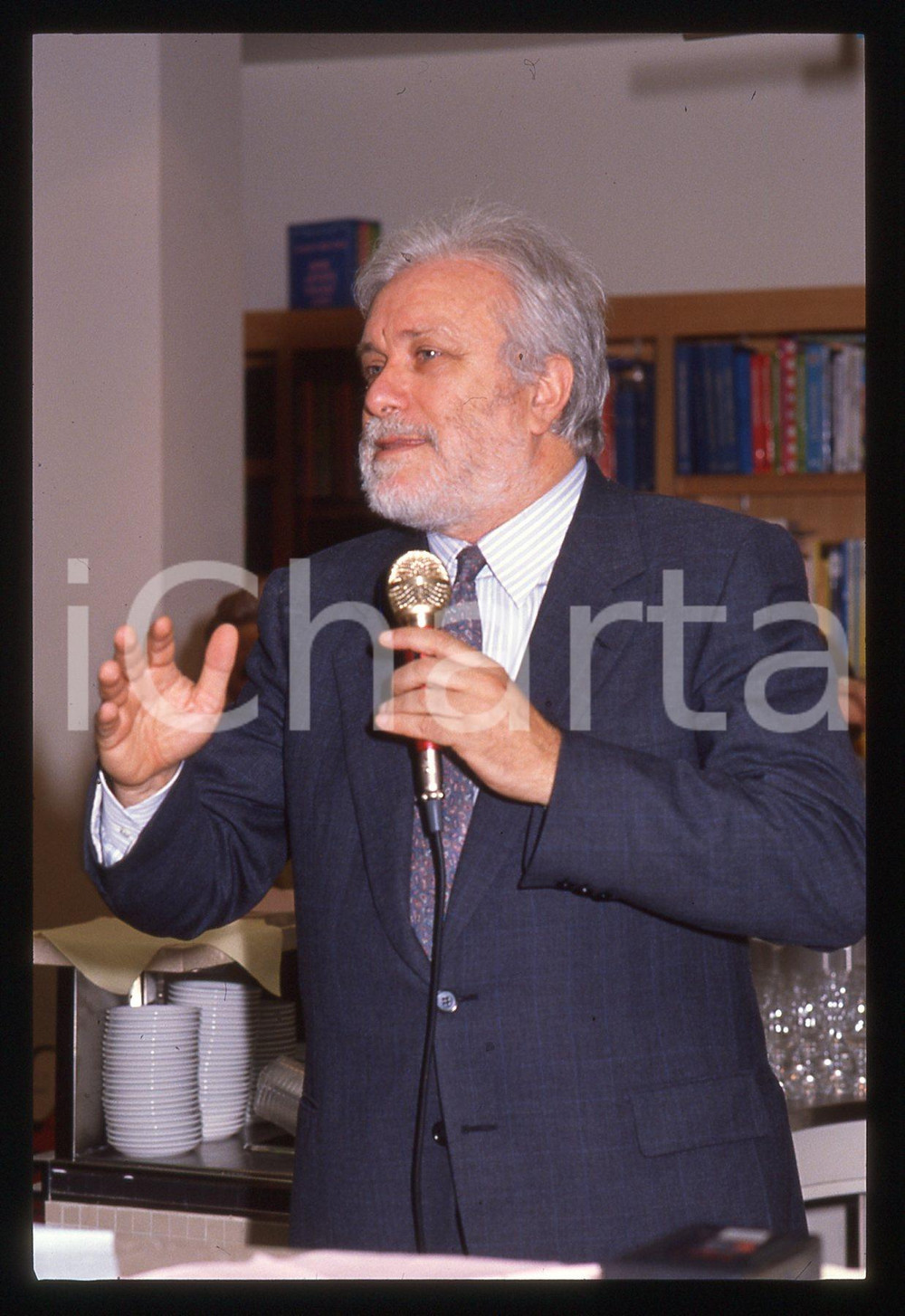 Luciano DE CRESCENZO - COSTUME 1995 ca 35 mm vintage slide 25 Diapositiva d'epoca, in formato 35 mm.CONDIZIONI: GOODE' severamente vietata la riproduzione. Tutti i diritti sono riservati.ICharta mette in vendita, sul negozio eBay e in esclusiva sul sito "icharta" il proprio archivio composto da numerose diapositive e negativi fotografici d'epoca, tutti originali e autentici, che attraversano la storia del costume italiano tra gli la fine degli anni Sessanta e Novanta.Si tratta di uno sguardo inedito sull'attualità, la politica, la vita quotidiana, il gossip e la cultura, che fotografa il cambiamento della nazione in quest'ultimo scorcio del XX secolo. Un'occasione unica per il mercato del collezionismo, che vede finalmente disponibile un archivio eccezionale per vastità, tematiche e condizioni, in un settore (il negativo fotografico e la diapositiva) di assoluta novità e dalle interessanti prospettive di investimento.  GOOD/buono   originale e autentica 1