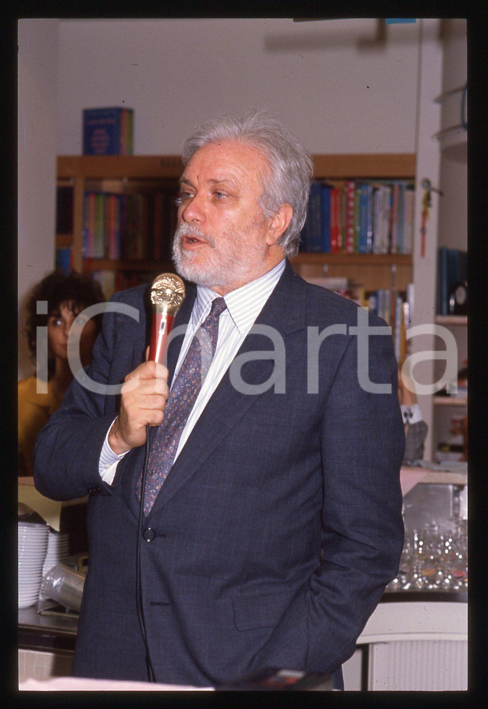 Luciano DE CRESCENZO - COSTUME - 1995 ca 35 mm vintage slide 27 Diapositiva d'epoca, in formato 35 mm.CONDIZIONI: GOODE' severamente vietata la riproduzione. Tutti i diritti sono riservati.ICharta mette in vendita, sul negozio eBay e in esclusiva sul sito "icharta" il proprio archivio composto da numerose diapositive e negativi fotografici d'epoca, tutti originali e autentici, che attraversano la storia del costume italiano tra gli la fine degli anni Sessanta e Novanta.Si tratta di uno sguardo inedito sull'attualità, la politica, la vita quotidiana, il gossip e la cultura, che fotografa il cambiamento della nazione in quest'ultimo scorcio del XX secolo. Un'occasione unica per il mercato del collezionismo, che vede finalmente disponibile un archivio eccezionale per vastità, tematiche e condizioni, in un settore (il negativo fotografico e la diapositiva) di assoluta novità e dalle interessanti prospettive di investimento.  GOOD/buono   originale e autentica 1