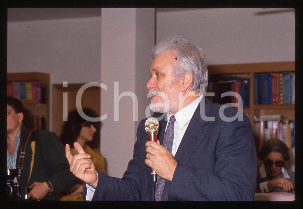 Luciano DE CRESCENZO - COSTUME - 1995 ca 35 mm vintage slide 30 Diapositiva d'epoca, in formato 35 mm.CONDIZIONI: GOODE' severamente vietata la riproduzione. Tutti i diritti sono riservati.ICharta mette in vendita, sul negozio eBay e in esclusiva sul sito "icharta" il proprio archivio composto da numerose diapositive e negativi fotografici d'epoca, tutti originali e autentici, che attraversano la storia del costume italiano tra gli la fine degli anni Sessanta e Novanta.Si tratta di uno sguardo inedito sull'attualità, la politica, la vita quotidiana, il gossip e la cultura, che fotografa il cambiamento della nazione in quest'ultimo scorcio del XX secolo. Un'occasione unica per il mercato del collezionismo, che vede finalmente disponibile un archivio eccezionale per vastità, tematiche e condizioni, in un settore (il negativo fotografico e la diapositiva) di assoluta novità e dalle interessanti prospettive di investimento.  GOOD/buono   originale e autentica 1