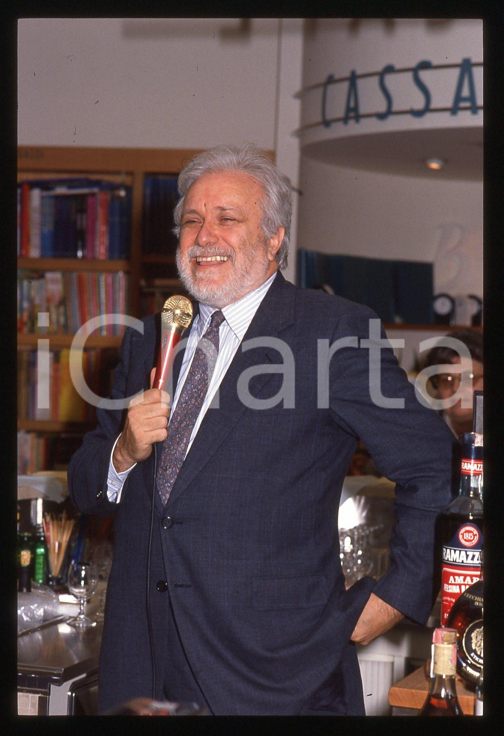 Luciano DE CRESCENZO - COSTUME - 1995 ca 35 mm vintage slide 32 Diapositiva d'epoca, in formato 35 mm.CONDIZIONI: GOODE' severamente vietata la riproduzione. Tutti i diritti sono riservati.ICharta mette in vendita, sul negozio eBay e in esclusiva sul sito "icharta" il proprio archivio composto da numerose diapositive e negativi fotografici d'epoca, tutti originali e autentici, che attraversano la storia del costume italiano tra gli la fine degli anni Sessanta e Novanta.Si tratta di uno sguardo inedito sull'attualità, la politica, la vita quotidiana, il gossip e la cultura, che fotografa il cambiamento della nazione in quest'ultimo scorcio del XX secolo. Un'occasione unica per il mercato del collezionismo, che vede finalmente disponibile un archivio eccezionale per vastità, tematiche e condizioni, in un settore (il negativo fotografico e la diapositiva) di assoluta novità e dalle interessanti prospettive di investimento.  GOOD/buono   originale e autentica 1