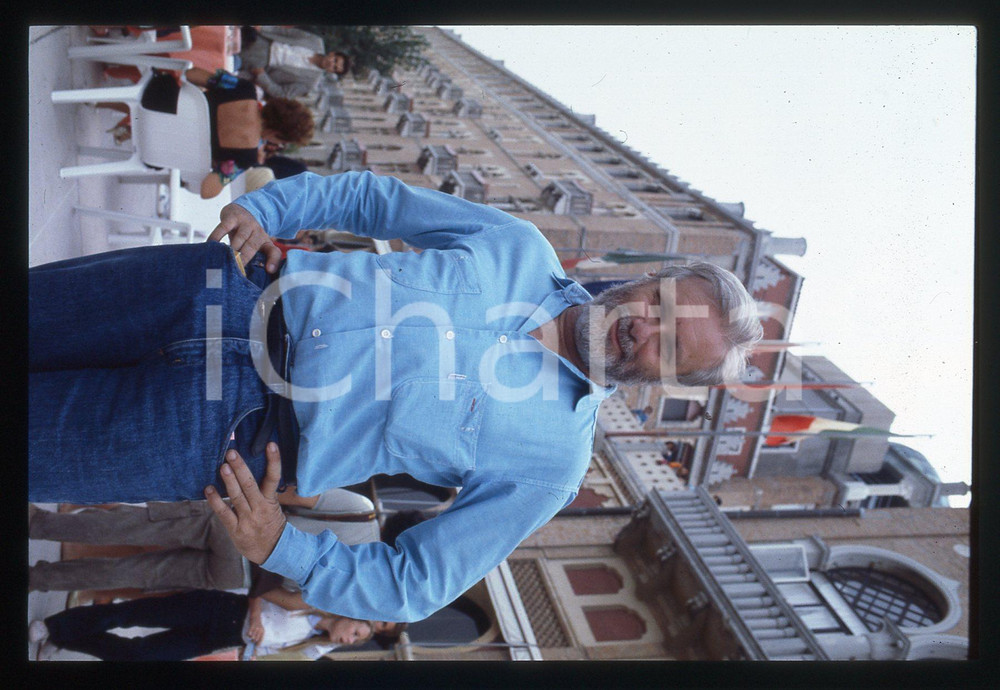 Luciano DE CRESCENZO - FESTIVAL CINEMA VENEZIA - 1990 ca 35 mm vintage slide 14 Diapositiva d'epoca, in formato 35 mm.CONDIZIONI: GOODE' severamente vietata la riproduzione. Tutti i diritti sono riservati.ICharta mette in vendita, sul negozio eBay e in esclusiva sul sito "icharta" il proprio archivio composto da numerose diapositive e negativi fotografici d'epoca, tutti originali e autentici, che attraversano la storia del costume italiano tra gli la fine degli anni Sessanta e Novanta.Si tratta di uno sguardo inedito sull'attualità, la politica, la vita quotidiana, il gossip e la cultura, che fotografa il cambiamento della nazione in quest'ultimo scorcio del XX secolo. Un'occasione unica per il mercato del collezionismo, che vede finalmente disponibile un archivio eccezionale per vastità, tematiche e condizioni, in un settore (il negativo fotografico e la diapositiva) di assoluta novità e dalle interessanti prospettive di investimento.  GOOD/buono   originale e autentica 1