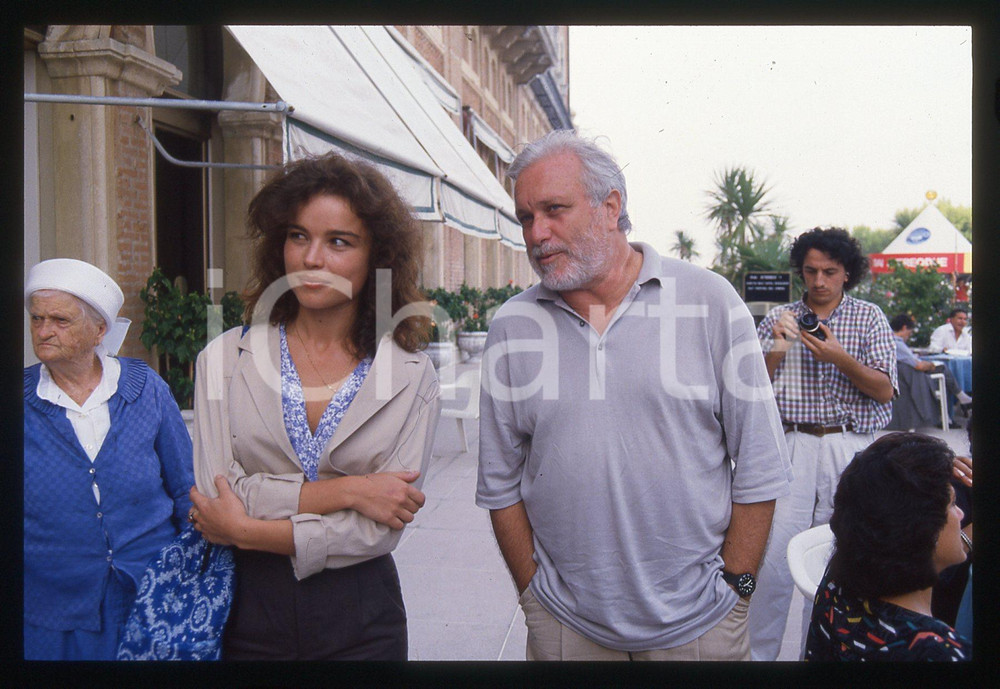 Luciano DE CRESCENZO Giulia BOSCHI FESTIVAL VENEZIA 1990ca 35 mm vintage slide 2 Diapositiva d'epoca, in formato 35 mm.CONDIZIONI: GOODE' severamente vietata la riproduzione. Tutti i diritti sono riservati.ICharta mette in vendita, sul negozio eBay e in esclusiva sul sito "icharta" il proprio archivio composto da numerose diapositive e negativi fotografici d'epoca, tutti originali e autentici, che attraversano la storia del costume italiano tra gli la fine degli anni Sessanta e Novanta.Si tratta di uno sguardo inedito sull'attualità, la politica, la vita quotidiana, il gossip e la cultura, che fotografa il cambiamento della nazione in quest'ultimo scorcio del XX secolo. Un'occasione unica per il mercato del collezionismo, che vede finalmente disponibile un archivio eccezionale per vastità, tematiche e condizioni, in un settore (il negativo fotografico e la diapositiva) di assoluta novità e dalle interessanti prospettive di investimento.  GOOD/buono   originale e autentica 1