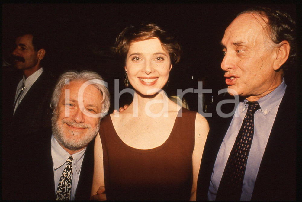 Luciano DE CRESCENZO Isabella ROSSELLINI - VENEZIA 1990 ca 35 mm vintage slide Diapositiva d'epoca, in formato 35 mm.CONDIZIONI: GOODE' severamente vietata la riproduzione. Tutti i diritti sono riservati.ICharta mette in vendita, sul negozio eBay e in esclusiva sul sito "icharta" il proprio archivio composto da numerose diapositive e negativi fotografici d'epoca, tutti originali e autentici, che attraversano la storia del costume italiano tra gli la fine degli anni Sessanta e Novanta.Si tratta di uno sguardo inedito sull'attualità, la politica, la vita quotidiana, il gossip e la cultura, che fotografa il cambiamento della nazione in quest'ultimo scorcio del XX secolo. Un'occasione unica per il mercato del collezionismo, che vede finalmente disponibile un archivio eccezionale per vastità, tematiche e condizioni, in un settore (il negativo fotografico e la diapositiva) di assoluta novità e dalle interessanti prospettive di investimento.  GOOD/buono   originale e autentica 1