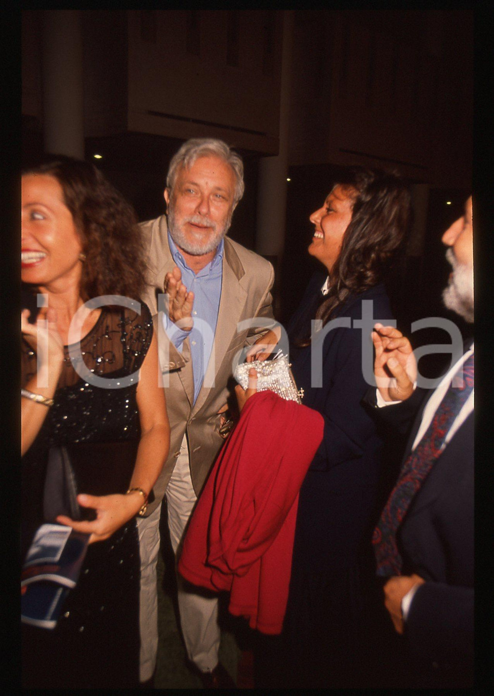 Luciano DE CRESCENZO e Claudia MORI - 1995 ca 35 mm vintage slide 4 Diapositiva d'epoca, in formato 35 mm.CONDIZIONI: GOODE' severamente vietata la riproduzione. Tutti i diritti sono riservati. ICharta mette in vendita, sul negozio eBay e in esclusiva sul sito "icharta" il proprio archivio composto da numerose diapositive e negativi fotografici d'epoca, tutti originali e autentici, che attraversano la storia del costume italiano tra gli la fine degli anni Sessanta e Novanta.Si tratta di uno sguardo inedito sull'attualità, la politica, la vita quotidiana, il gossip e la cultura, che fotografa il cambiamento della nazione in quest'ultimo scorcio del XX secolo. Un'occasione unica per il mercato del collezionismo, che vede finalmente disponibile un archivio eccezionale per vastità, tematiche e condizioni, in un settore (il negativo fotografico e la diapositiva) di assoluta novità e dalle interessanti prospettive di investimento.  GOOD/buono   originale e autentica 1