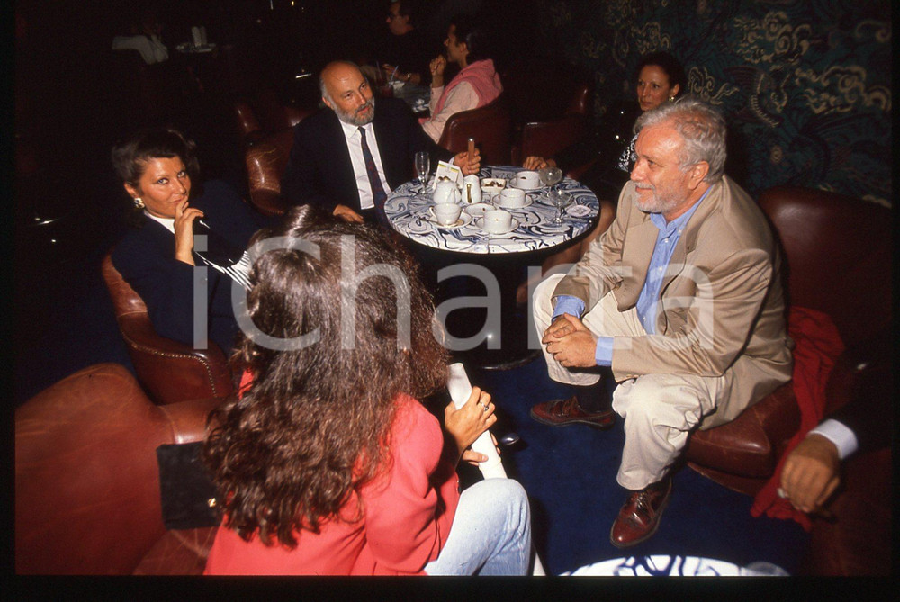 Luciano DE CRESCENZO e Claudia MORI - 1995 ca 35 mm vintage slide 5 Diapositiva d'epoca, in formato 35 mm.CONDIZIONI: GOODE' severamente vietata la riproduzione. Tutti i diritti sono riservati.ICharta mette in vendita, sul negozio eBay e in esclusiva sul sito "icharta" il proprio archivio composto da numerose diapositive e negativi fotografici d'epoca, tutti originali e autentici, che attraversano la storia del costume italiano tra gli la fine degli anni Sessanta e Novanta.Si tratta di uno sguardo inedito sull'attualità, la politica, la vita quotidiana, il gossip e la cultura, che fotografa il cambiamento della nazione in quest'ultimo scorcio del XX secolo. Un'occasione unica per il mercato del collezionismo, che vede finalmente disponibile un archivio eccezionale per vastità, tematiche e condizioni, in un settore (il negativo fotografico e la diapositiva) di assoluta novità e dalle interessanti prospettive di investimento.  GOOD/buono   originale e autentica 1