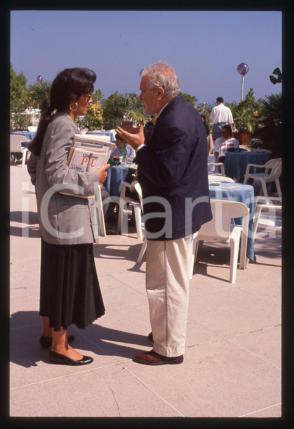 Luciano DE CRESCENZO Claudia MORI FESTIVAL VENEZIA 1990 ca 35 mm vintage slide 8 Diapositiva d'epoca, in formato 35 mm.CONDIZIONI: GOODE' severamente vietata la riproduzione. Tutti i diritti sono riservati.ICharta mette in vendita, sul negozio eBay e in esclusiva sul sito "icharta" il proprio archivio composto da numerose diapositive e negativi fotografici d'epoca, tutti originali e autentici, che attraversano la storia del costume italiano tra gli la fine degli anni Sessanta e Novanta.Si tratta di uno sguardo inedito sull'attualità, la politica, la vita quotidiana, il gossip e la cultura, che fotografa il cambiamento della nazione in quest'ultimo scorcio del XX secolo. Un'occasione unica per il mercato del collezionismo, che vede finalmente disponibile un archivio eccezionale per vastità, tematiche e condizioni, in un settore (il negativo fotografico e la diapositiva) di assoluta novità e dalle interessanti prospettive di investimento.  GOOD/buono   originale e autentica 1