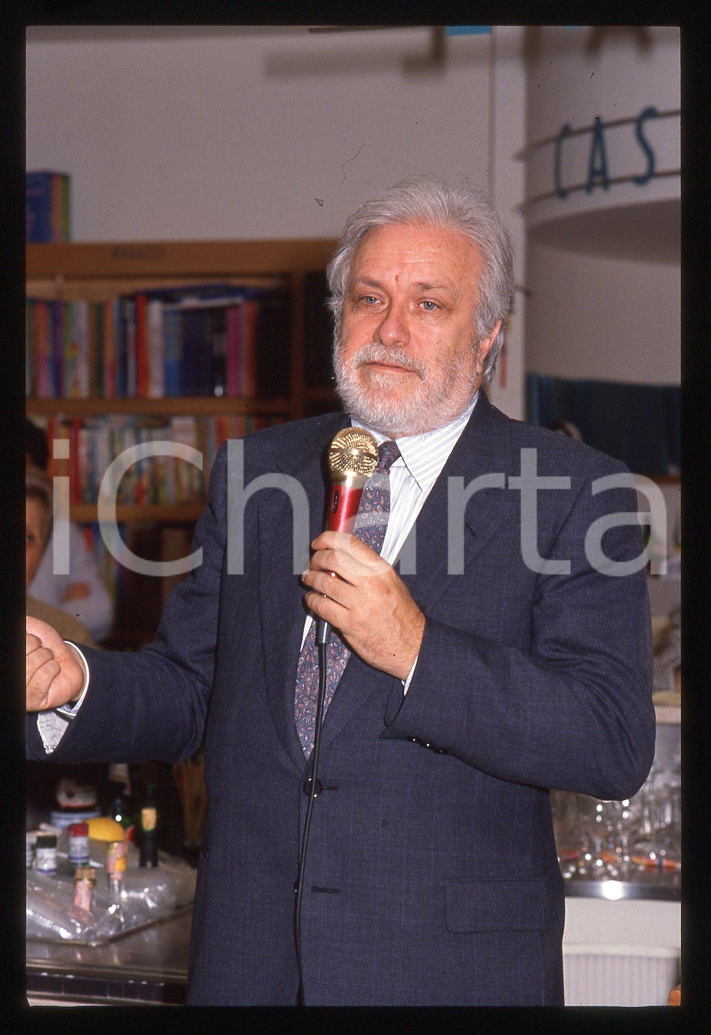 Luciano DE CRESCENZO - COSTUME - 1995 ca 35 mm vintage slide 33 Diapositiva d'epoca, in formato 35 mm.CONDIZIONI: GOODE' severamente vietata la riproduzione. Tutti i diritti sono riservati.ICharta mette in vendita, sul negozio eBay e in esclusiva sul sito "icharta" il proprio archivio composto da numerose diapositive e negativi fotografici d'epoca, tutti originali e autentici, che attraversano la storia del costume italiano tra gli la fine degli anni Sessanta e Novanta.Si tratta di uno sguardo inedito sull'attualità, la politica, la vita quotidiana, il gossip e la cultura, che fotografa il cambiamento della nazione in quest'ultimo scorcio del XX secolo. Un'occasione unica per il mercato del collezionismo, che vede finalmente disponibile un archivio eccezionale per vastità, tematiche e condizioni, in un settore (il negativo fotografico e la diapositiva) di assoluta novità e dalle interessanti prospettive di investimento.  GOOD/buono   originale e autentica 1