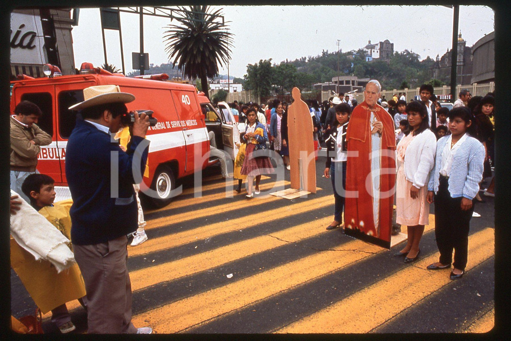 35mm vintage slide* 1990, Mexico valle Chalco, street, Giovanni Paolo II  Diapositiva d'epoca, in formato 35 mm.CONDIZIONI: GOODE' severamente vietata la riproduzione. Tutti i diritti sono riservati.Nella diapositiva ICharta mette in vendita, sul negozio eBay e in esclusiva sul sito "icharta" il proprio archivio composto da numerose diapositive e negativi fotografici d'epoca, tutti originali e autentici, che attraversano la storia del costume italiano tra gli la fine degli anni Sessanta e Novanta.Si tratta di uno sguardo inedito sull'attualit&agrave;, la politica, la vita quotidiana, il gossip e la cultura, che fotografa il cambiamento della nazione in quest'ultimo scorcio del XX secolo. Un'occasione unica per il mercato del collezionismo, che vede finalmente disponibile un archivio eccezionale per vastit&agrave;, tematiche e condizioni, in un settore (il negativo fotografico e la diapositiva) di assoluta novit&agrave; e dalle interessanti prospettive di investimento.  FAIR/discreto   originale e autentica 1