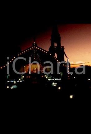 35mm vintage slide* 1981 - CEBU, Giovanni Paolo II  Diapositiva d'epoca, in formato 35 mm.CONDIZIONI: GOODE' severamente vietata la riproduzione. Tutti i diritti sono riservati.Nella diapositiva ICharta mette in vendita, sul negozio eBay e in esclusiva sul sito "icharta" il proprio archivio composto da numerose diapositive e negativi fotografici d'epoca, tutti originali e autentici, che attraversano la storia del costume italiano tra gli la fine degli anni Sessanta e Novanta.Si tratta di uno sguardo inedito sull'attualit&agrave;, la politica, la vita quotidiana, il gossip e la cultura, che fotografa il cambiamento della nazione in quest'ultimo scorcio del XX secolo. Un'occasione unica per il mercato del collezionismo, che vede finalmente disponibile un archivio eccezionale per vastit&agrave;, tematiche e condizioni, in un settore (il negativo fotografico e la diapositiva) di assoluta novit&agrave; e dalle interessanti prospettive di investimento.  FAIR/discreto   originale e autentica 1