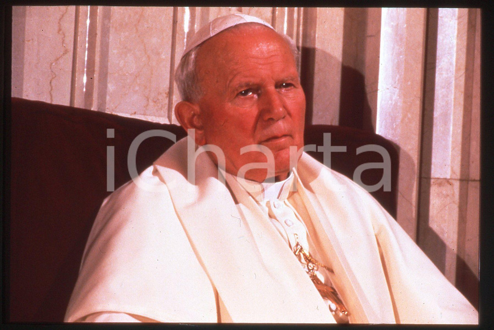 35mm vintage slide* 1995 USA - Pastoral visit - Giovanni Paolo II (3)  Diapositiva d'epoca, in formato 35 mm.CONDIZIONI: GOODE' severamente vietata la riproduzione. Tutti i diritti sono riservati.Nella diapositiva ICharta mette in vendita, sul negozio eBay e in esclusiva sul sito "icharta" il proprio archivio composto da numerose diapositive e negativi fotografici d'epoca, tutti originali e autentici, che attraversano la storia del costume italiano tra gli la fine degli anni Sessanta e Novanta.Si tratta di uno sguardo inedito sull'attualit&agrave;, la politica, la vita quotidiana, il gossip e la cultura, che fotografa il cambiamento della nazione in quest'ultimo scorcio del XX secolo. Un'occasione unica per il mercato del collezionismo, che vede finalmente disponibile un archivio eccezionale per vastit&agrave;, tematiche e condizioni, in un settore (il negativo fotografico e la diapositiva) di assoluta novit&agrave; e dalle interessanti prospettive di investimento.  FAIR/discreto   originale e autentica 1